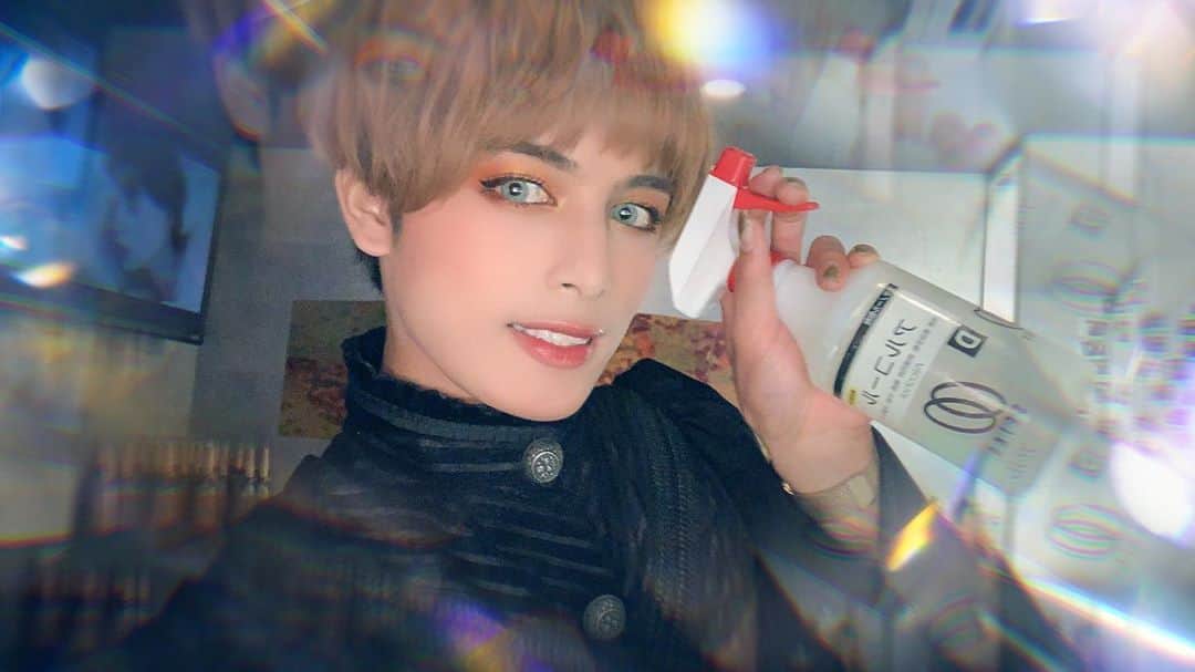 斉藤平七（へえ）のインスタグラム：「#オン眉初挑戦🔰⁉️  ちょっとずつ伸びてきた前髪をバッサリとオン眉に🤪💦 施術してくれた美容師さんも困惑笑 ただめっちゃいい具合にしてくれた💯✨✨  ネイルはシンプルに クリアベースにメタリックゴールドをべんべんべんっ🎨🖌💚」