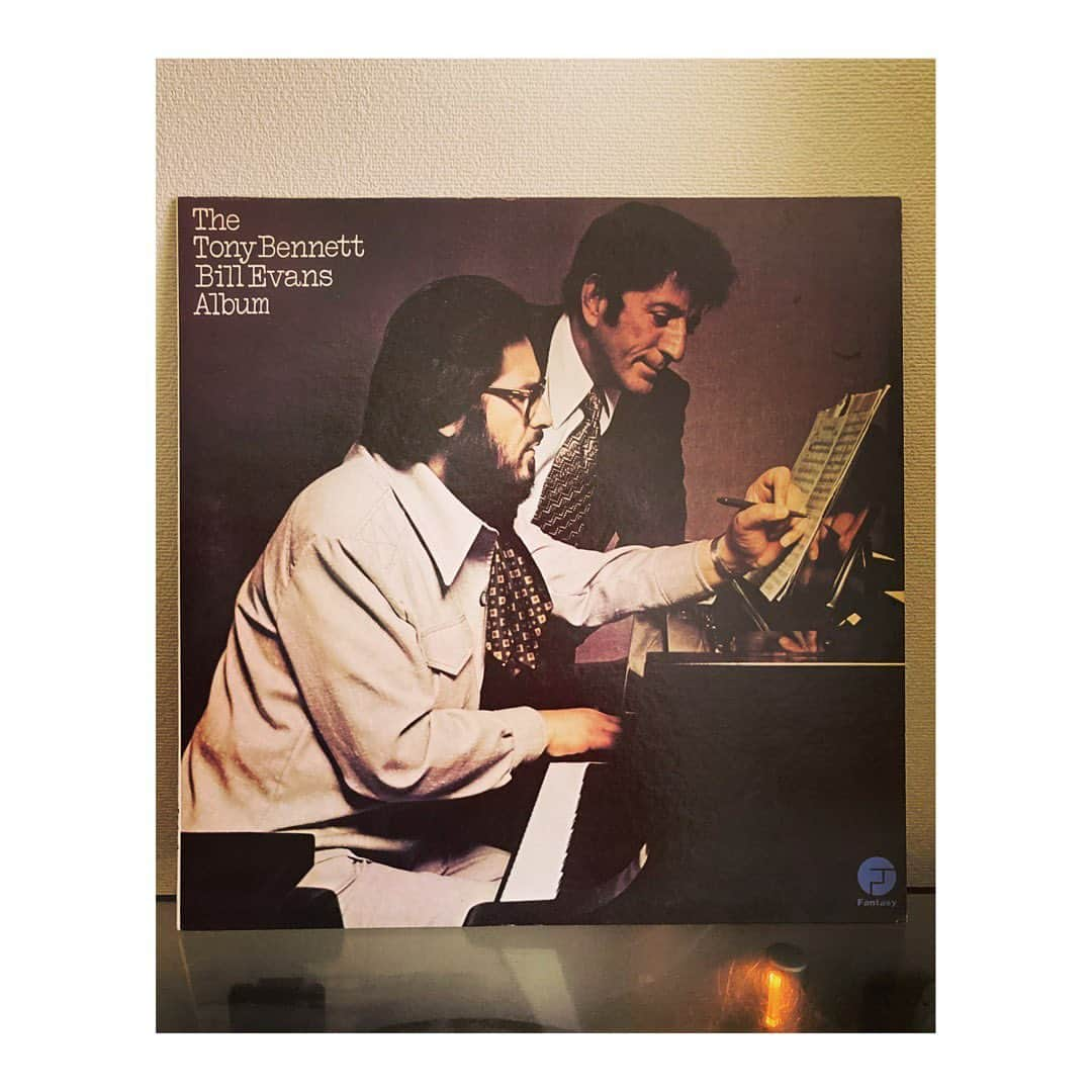 林幸治さんのインスタグラム写真 - (林幸治Instagram)「Tony Bennett / Bill Evans ‎– The Tony Bennett Bill Evans Album  トニー・ベネットの歌とビル・エヴァンスのピアノのみ。  ただ聴き入る。すごくいいなぁ。  トニー・ベネットは2014年にレディ・ガガとデュエットアルバムを出しているみたいで、聴いてみようと思う。  すごいお爺ちゃんだな。  #vinyl #1975 #tonybennett #billevans #japanpress #nowspinning #おはようございます」9月27日 7時17分 - tct_koji_hayashi