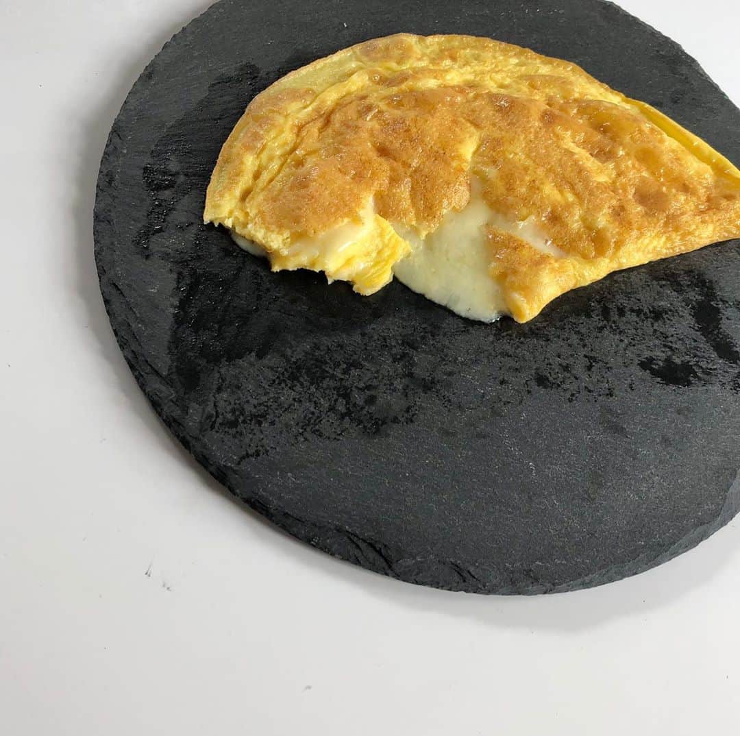 長谷川里桃のインスタグラム：「▫︎▫︎▫︎ . . . ぺた、ぱか、とろーん。🍳🧀 . . トーストに載っけて食べるとおいしいの。 . . . しゅわしゅわだったのに 数秒で薄焼き卵に。ざんねん。😇 . . . . . #チーズオムレツ #卵料理 #朝ごはん #チーズ好き #りもぐもぐ」