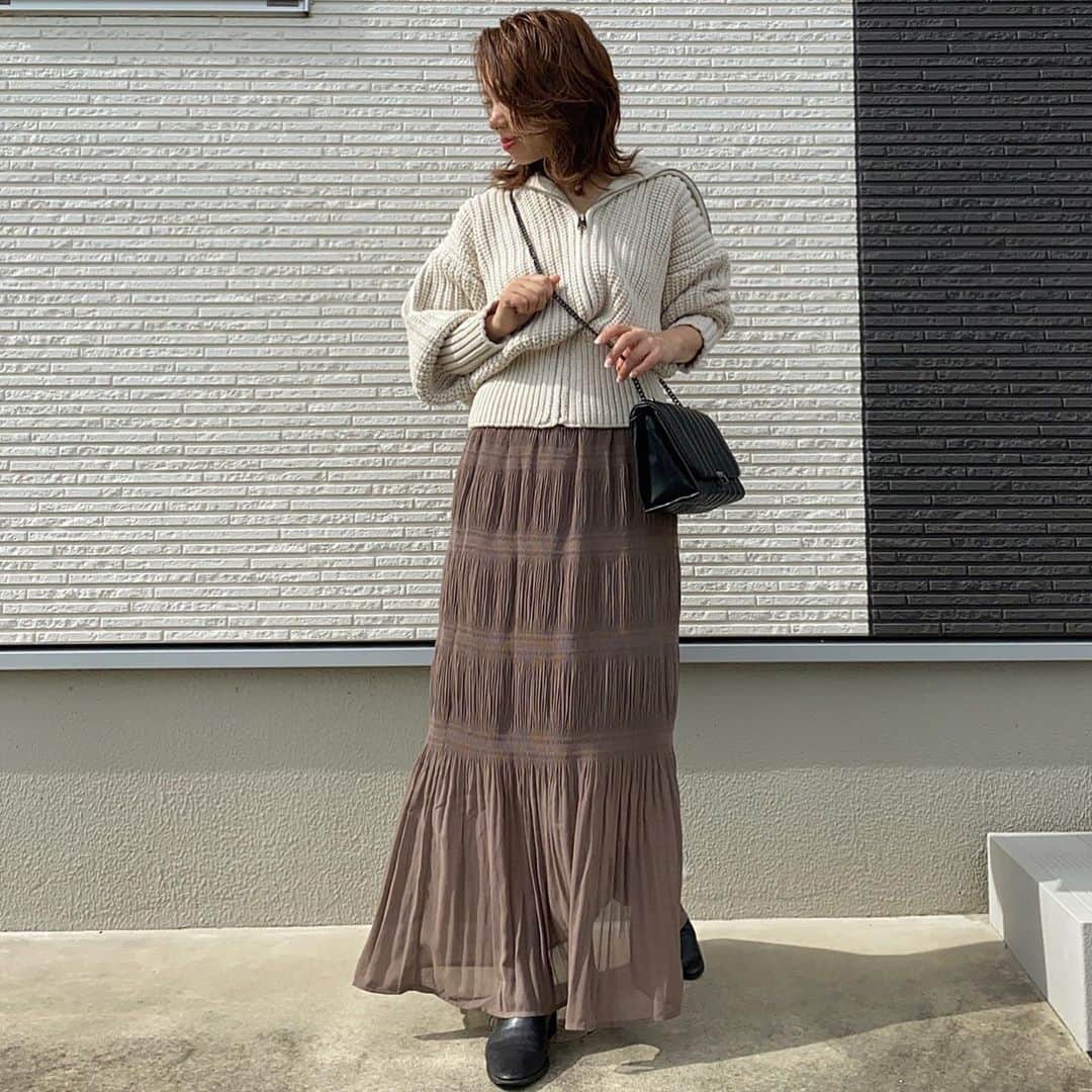のインスタグラム：「おはよ🌞 ________________________ @mite__official さんのかわいいスカート🤎 お気に入りでイロチGET🙌 zaraのニット🧶合わせ❤️ bag &tops／#zara shoes／#dholic  pierce／#keimade ______________________________ #locari#mamagirl#大人カジュアル#着回しコーデ #ママコーデ#カジュアルコーデ#153cmコーデ#大人ファッション#アラフォーコーデ#codenate#スカートコーデ #ダイエット中 #おちびコーデ#オトナカジュアル#ママファッション #大人コーデ #低身長コーデ #ザラ購入品 #きれいめカジュアル#ザラジョ#ミテガール#大人ファッション #ミテジョ#プチプラコーデ#ミディアムヘア#秋コーデ#ベージュコーデ」