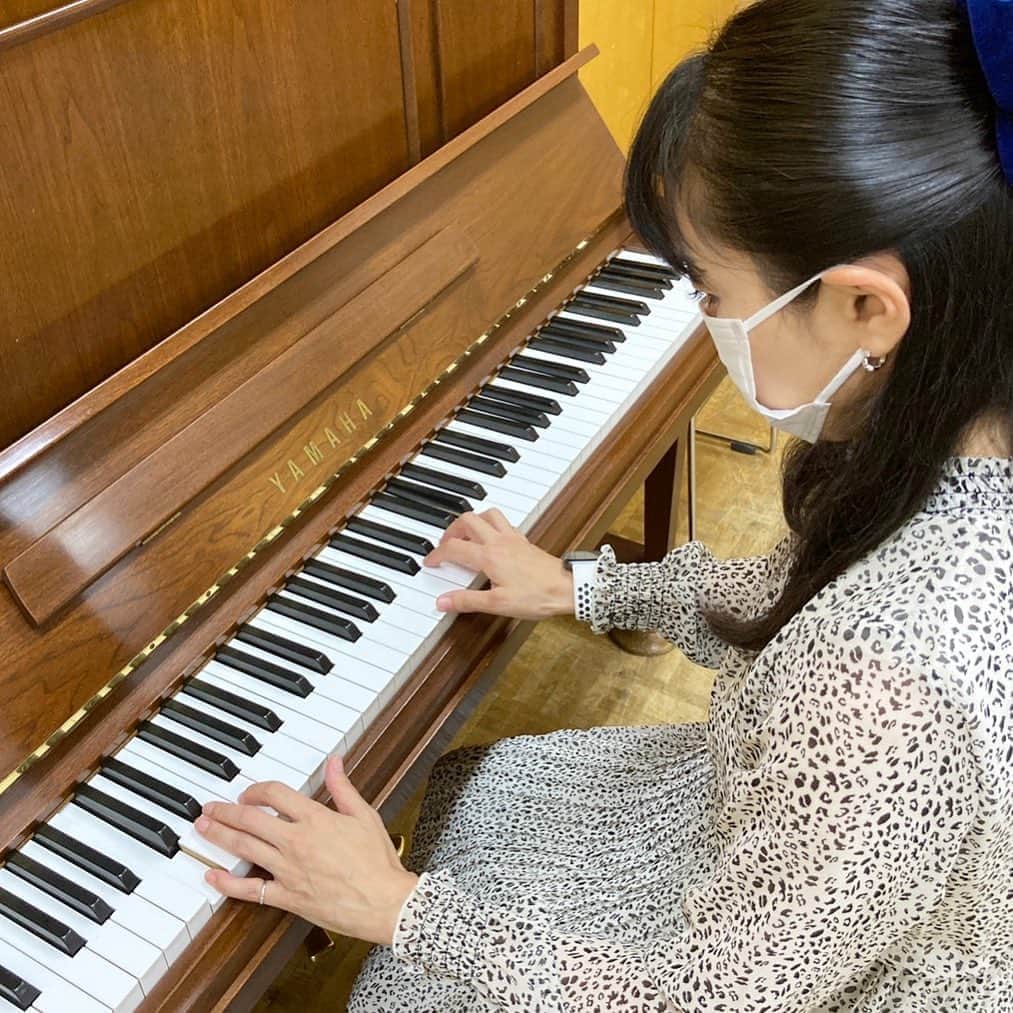 石原詢子さんのインスタグラム写真 - (石原詢子Instagram)「ピアノの練習 ピアノの種類によって鍵盤の重さが違う！ 11月のディナーショー、大丈夫かな  #ピアノ #ピアノの練習 #ピアノ演奏  #鍵盤 #鍵盤の重さ #練習 #秋田 #ディナーショー #弾き語り #やりますよ  #石原詢子 #日曜日 #お健やかに」9月27日 7時31分 - junko_ishihara.official