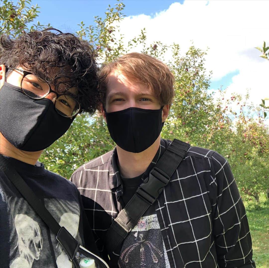 のインスタグラム：「We had a perfect weekend🍎🍏！ 素敵な週末を過ごしましたよ〜🙆🏻‍♂️🙆🏼‍♂️  #Youtube #オハイオ #コロンバス #Ohio #columbus  #LGBTQ #gay #seigobren #gaycouple #Japan #Japanese #Internationalcouple #husbandandhusband #husbands #ゲイ #ゲイカップル #同性婚 #国際結婚 #アメリカ #アメリカ生活 #夫夫 #seigoandbren #海外在住  #Pride」