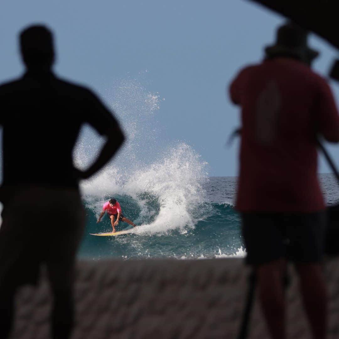 ミグエル・プッポのインスタグラム：「Surf de 3 horas, água quente e o @brunozanin_ registrando tudo🎥🤪 Será que tá vindo coisa por ai?🤔 (foto: @dara_ahmed ) #FiquemLigados #maldivas」