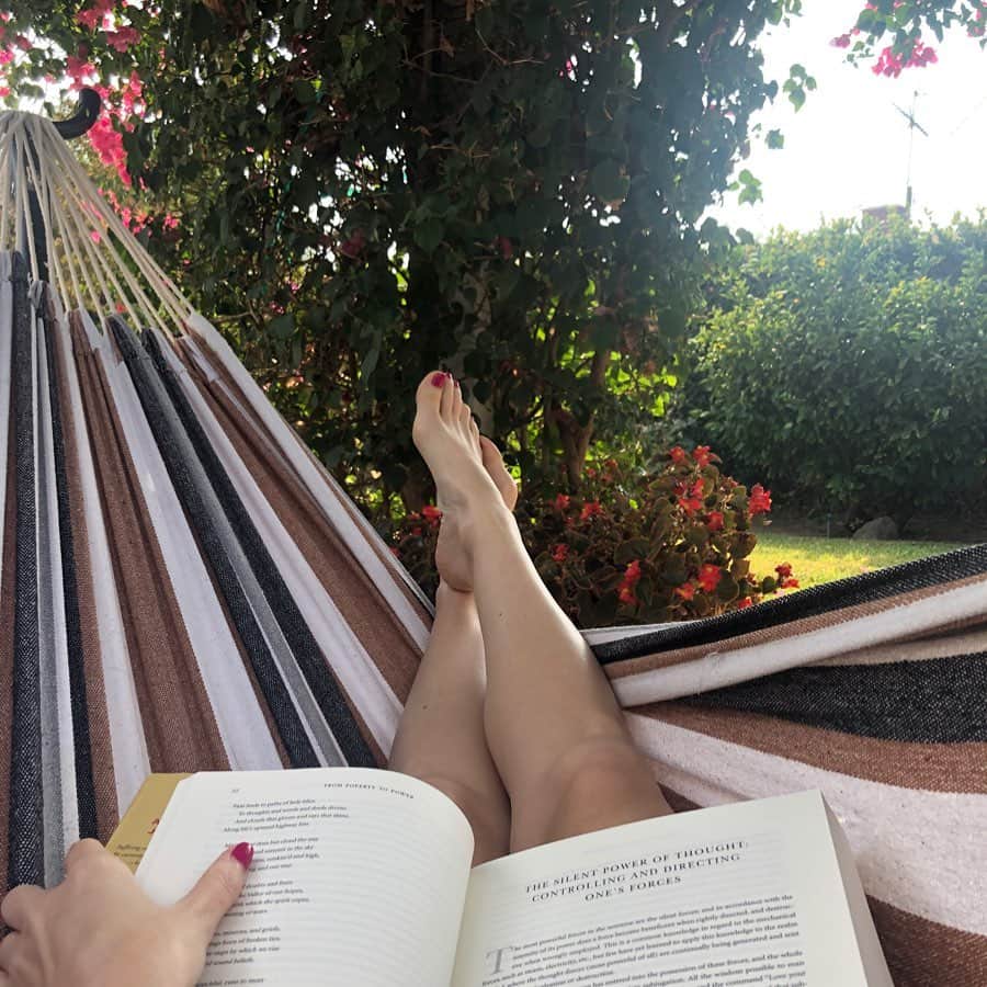 Charlotte Stokelyさんのインスタグラム写真 - (Charlotte StokelyInstagram)「I am cradled by this hammock and the beauty of nature surrounds me. I breathe in love. My mind dances and grows with each page turn. I decided to dedicate 30 days to mind, health, and soul. Today is day 2!  Part of my plan for a better me involves daily yoga, time spent outdoors, reading, learning a language on Duolingo, eating only home prepped meals from fresh raw organic non-gmo foods. No grubhub, no processed foods, no fried food and no alcohol.  I am mostly documenting my 30 days on my twitter but I will try to keep you posted here as well. I challenge you to choose YOU. Know that you’re worthy of love and know that you’re enough. Treat yourself to the beauty that is your birth right. Choose you. 💕  I am reading ‘Mind is the Master’ a treasury of all books written by James Allen. #livelaughlove #ichooseme #breathe」9月27日 7時36分 - charlottestokely
