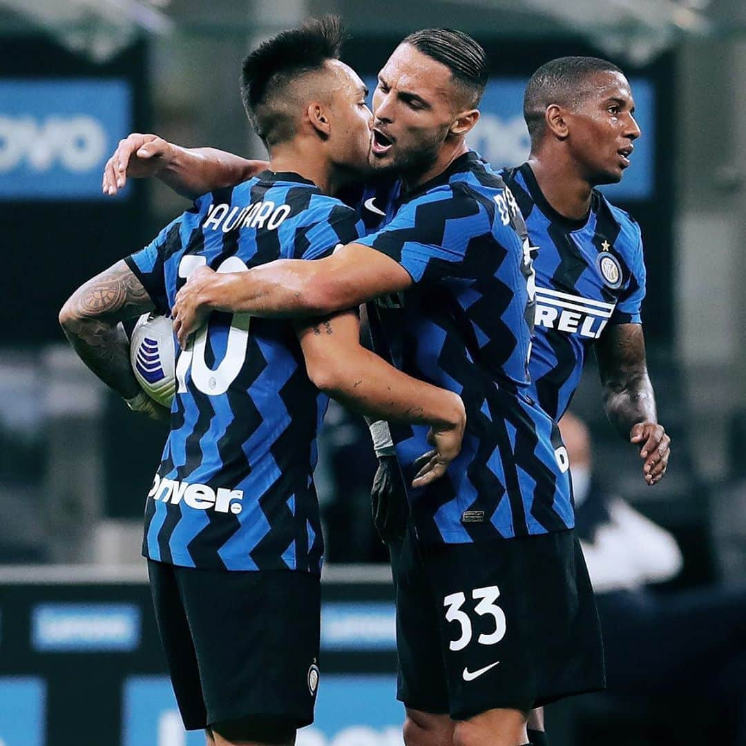 インテルナツィオナーレ・ミラノさんのインスタグラム写真 - (インテルナツィオナーレ・ミラノInstagram)「GOOD NIGHT 😍🖤💙 #Inter #ForzaInter #Lautaro #DAmbrosio #SerieA #Football」9月27日 7時43分 - inter