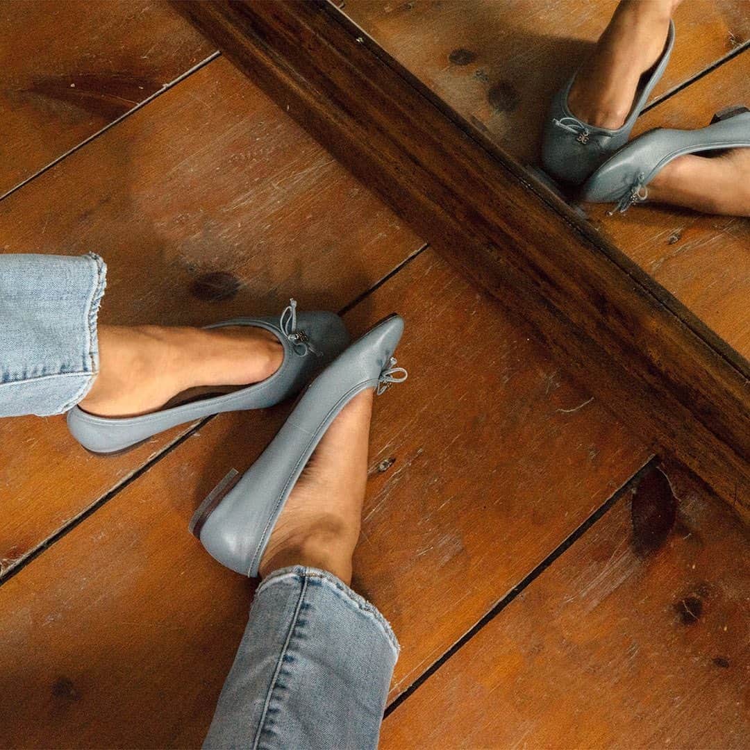 サムエデルマンのインスタグラム：「THE JILLIE The square-toed update to our best-selling Felicia ballet flat.  Tap to shop.   Photographed by Libby Edelman.   #SamEdelman #PreFall2020 #ForcesOfNature」