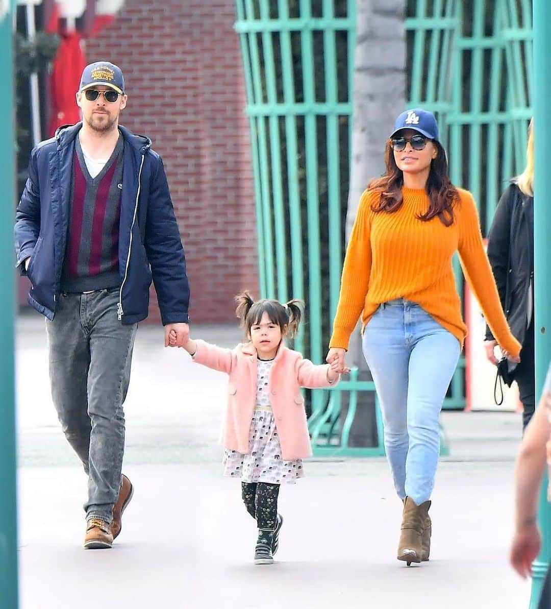 Style Fashion Luxuryのインスタグラム：「Family goals 😍  Tag your loved ones!」