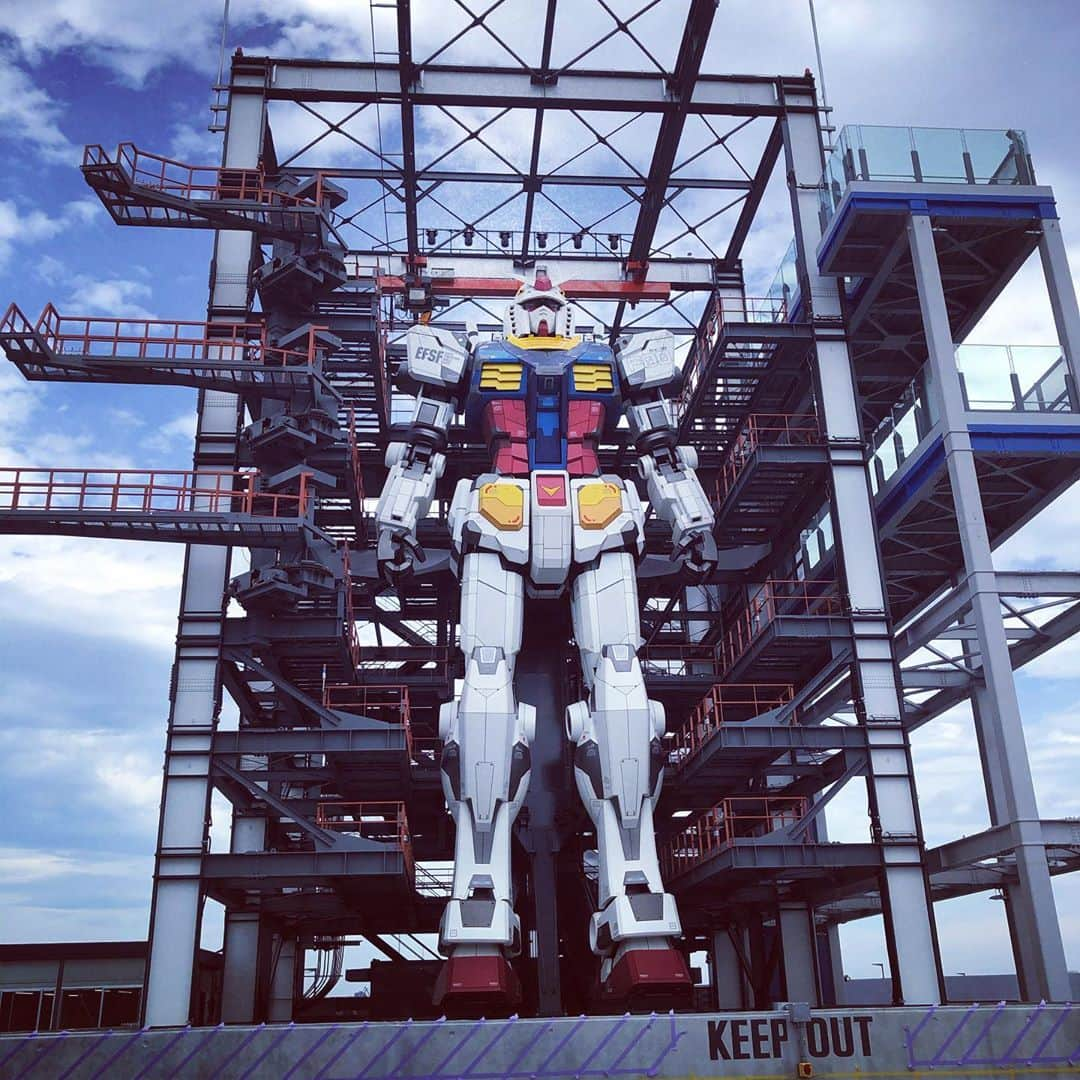 本広克行のインスタグラム：「#gumdamfactory  #gumdamdocktower #ガンダムglobalchallenge  写真撮っても比較物がないとCGにしか見えない…」