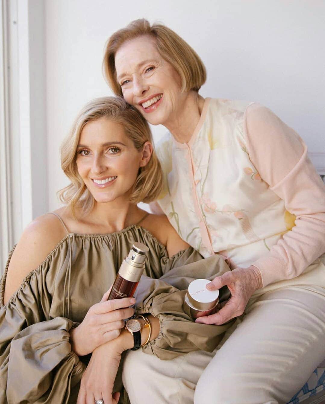 Clarins Australiaさんのインスタグラム写真 - (Clarins AustraliaInstagram)「Gorgeous mother & daughter duo, @gai_waterhouse & @katewaterhouse7 share a love of many things, including Clarins Skincare ✌👯‍♀‍   From a young age, Kate grew up watching her mum use Clarins as part of her beauty routine 🤩 Now, the two are both huge fans of our iconic Double Serum 🙌🏼  ✨ Gai has also recently discovered our NEW Nutri-Lumière range, designed for mature women in mind 💕 As a skincare brand, we’re proud to support women of all ages through every stage of their life!   #ClarinsAus #ClarinsSkincare」9月27日 8時09分 - clarinsanz