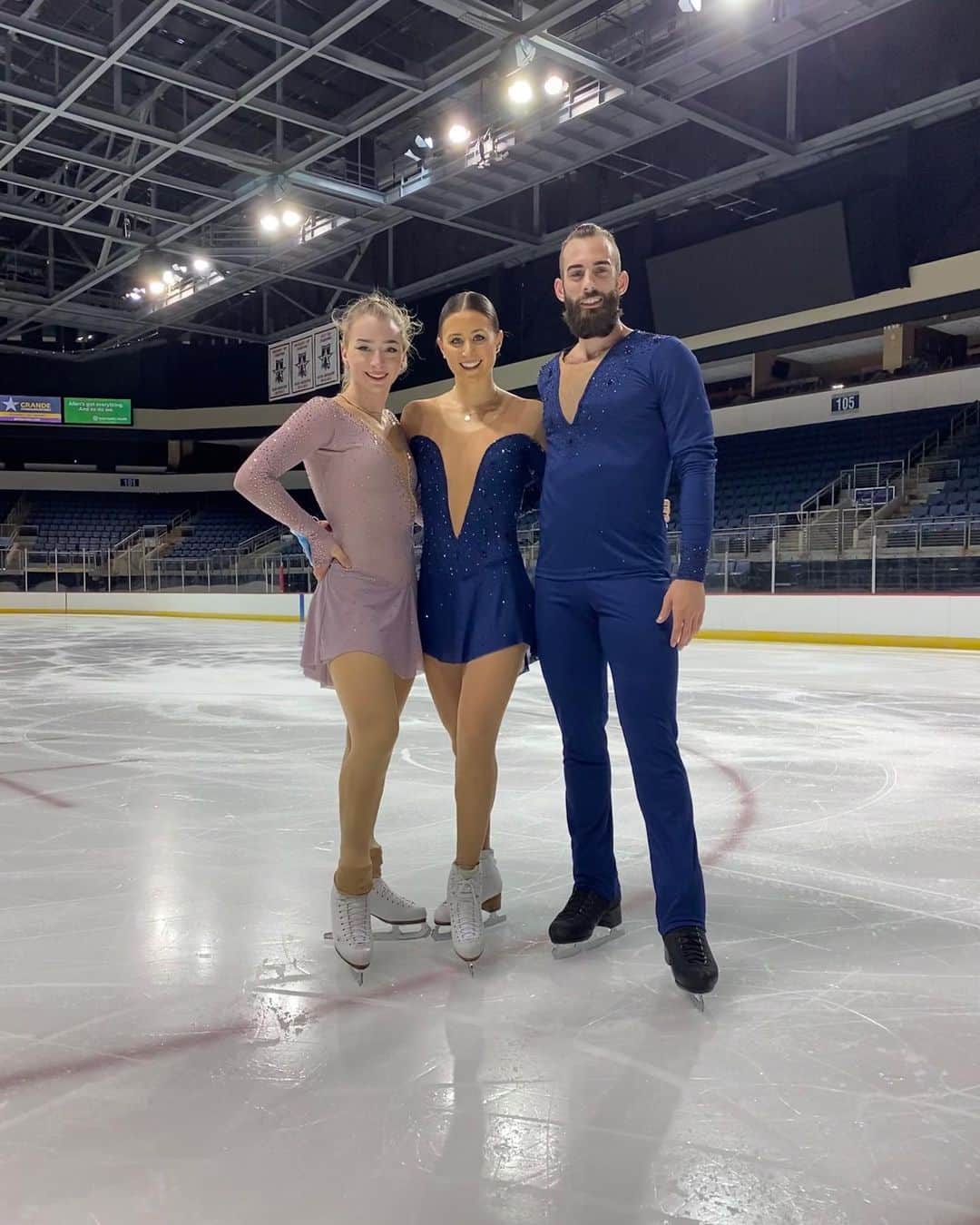 アシュリー・ケインのインスタグラム：「First exhibition of the season is done! ☺️Thank you to the @alleneventcntr @camsk8pro @chrisliu_jewelery & @the.cains for putting all of this together!」