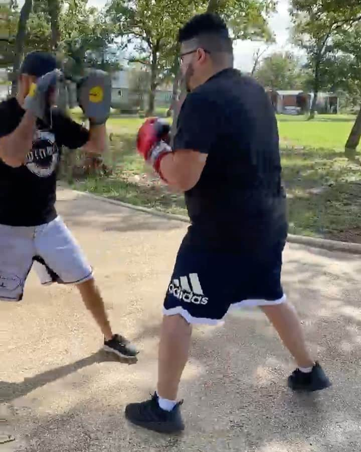 リコ・ロドリゲスのインスタグラム：「A little rusty on the mitts, but we still putting this work in 💪🏽😤」