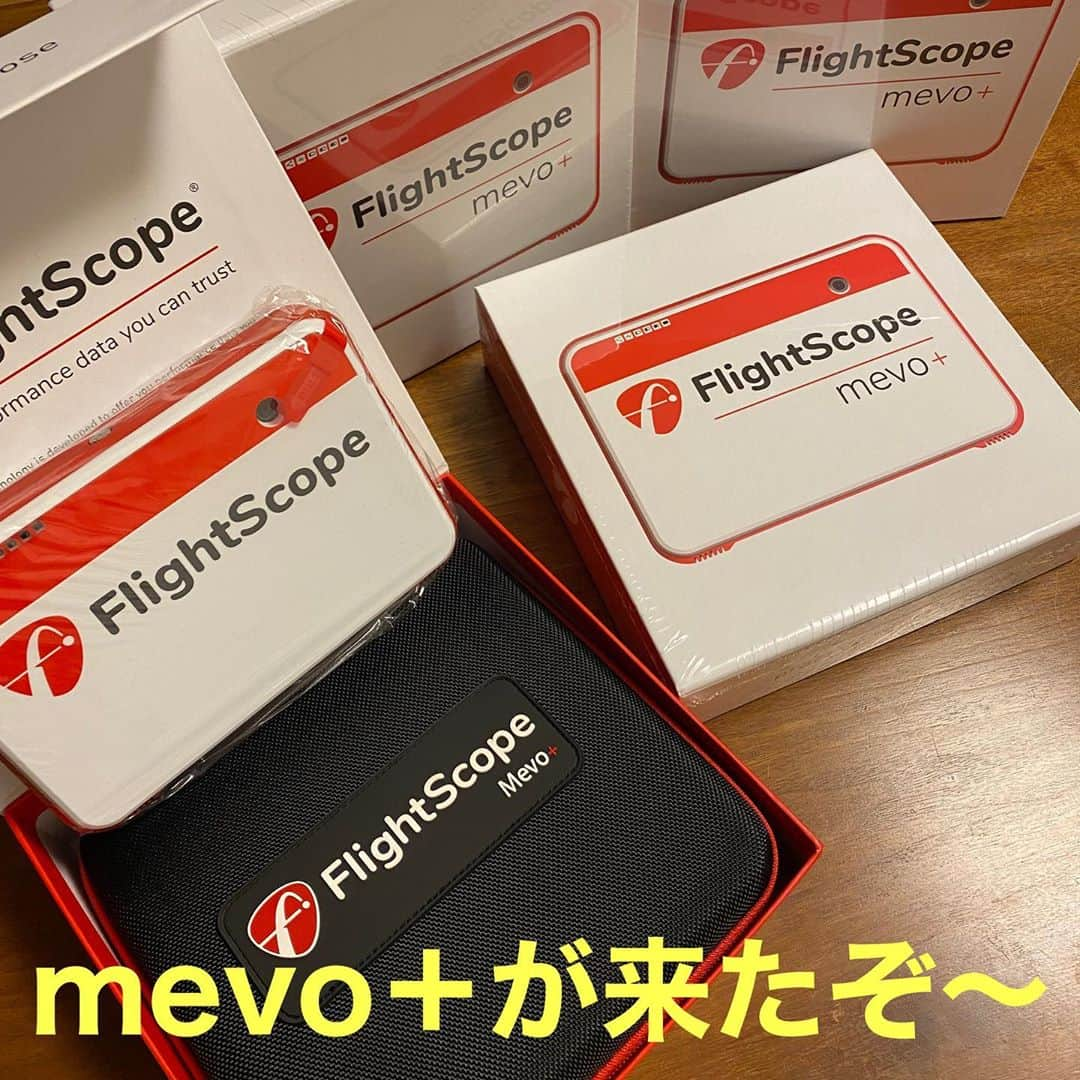 三浦辰施さんのインスタグラム写真 - (三浦辰施Instagram)「mevo＋が届きました〜！ @tampro.golf_diet です。 楽しみにしていましたmevo＋が一昨日届いていたのに昨日の夕方、気がつきました笑 一昨日はどんだけ家帰って寝る気満々だったことでしょうww ☆ 記念にアルチビオさんの秋冬の新作ウェアで自撮り　なんてしてみましたが。。。 ☆ 自分が写ってないwww ☆ 逆に良かったのかもww #幸せの時間 #mevoplus #新作ウェア #フライトスコープ 【#ゴルフ】【#golf】【#골프】 ・ 【#ダイエット】【#ダイエット成功】 【#2年間で60キロのダイエットに成功したプロゴルファーの生活 】 ・ 【#ゴルフスイング】 【#ゴルフレッスン】 【#ゴルフレッスン動画】 【#golfnetTV】【#Gridge】 ・ 【#ティーチングプロ】 【#ゴルフコーチ】 【#三浦辰施】　【#たむプロ】 ・ 【#インドアゴルフ】 【#PleasureGOLF市が尾】 【#打ちっぱなし】 ・ 【#ゴルフ初心者】【#ゴルフバカ】 ・ 【#ゴルフウェア】 【#アルチビオ】【#archivio】 【#ブッシュネル】【#azasgolf】」9月27日 8時10分 - tampro.golf_diet