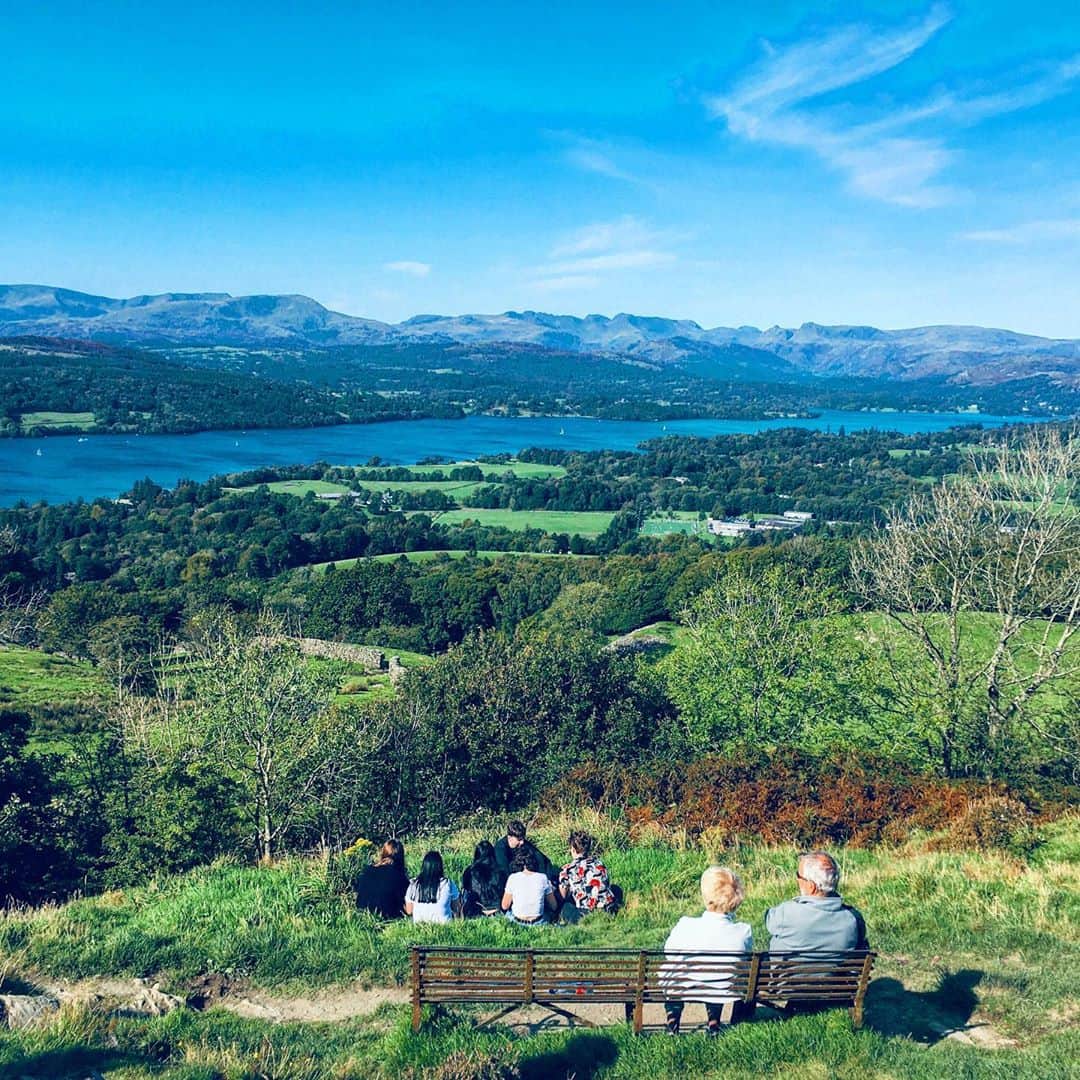 渡辺枝里子さんのインスタグラム写真 - (渡辺枝里子Instagram)「【湖水地方/ウィンダミア湖】 (Lake District/Windermere Water)  イングランド最大の面積を持つウィンダミア湖を一望できる、オレストヘッドに登りました。  湖水地方はハイキング三昧🏔  ウィンダミア駅に着いてその足で登ったオレストヘッドからは、 ウィンダミア湖の細長い形がよく見えました☺️  過酷な登りの後の美しい景色。 頂上で座って景色を眺める間、ふと自分の人生を振り返ってみたり。これからのことを考えたり。色んな思いが巡ってくる。  そんな時間もまたたまらなく好きで、私には必要な時間だったりする☺️ * * * * * #london #londonlife #londontrip #londondiaries #lakedistrict #windermire  #windermirewater #trip #travel #travelphoto #northface #osprey  #ロンドン #イギリス　#ロンドン日記　#イギリス旅行　#湖水地方　#旅行　 #ウィンダミア湖　#オレストレッド #大自然　#湖水地方 #ハイキング　#ノースフェイス　#ハイキング女子　#ハイキングコーデ  #渡辺枝里子」9月27日 8時11分 - eriko_watanabe_21