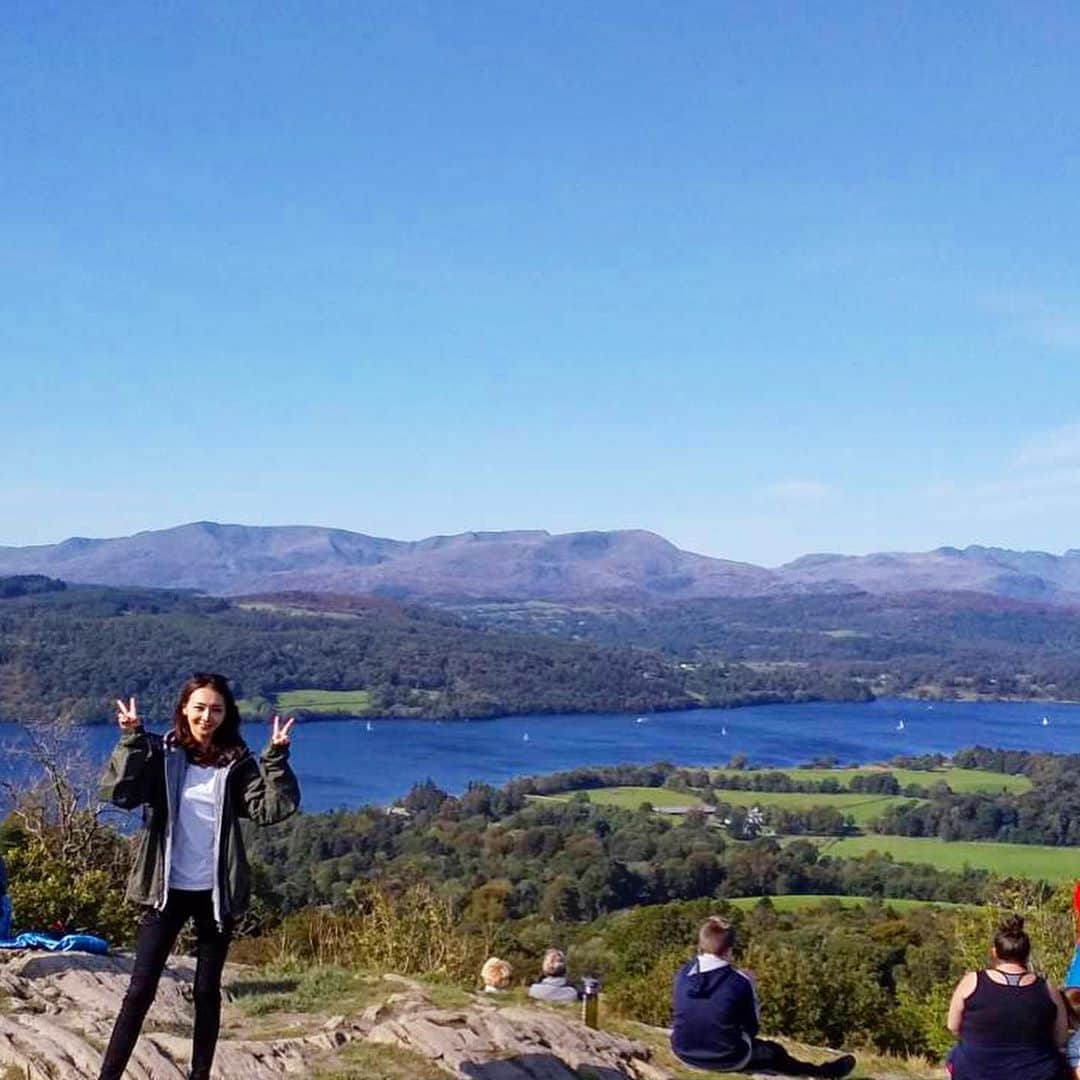 渡辺枝里子さんのインスタグラム写真 - (渡辺枝里子Instagram)「【湖水地方/ウィンダミア湖】 (Lake District/Windermere Water)  イングランド最大の面積を持つウィンダミア湖を一望できる、オレストヘッドに登りました。  湖水地方はハイキング三昧🏔  ウィンダミア駅に着いてその足で登ったオレストヘッドからは、 ウィンダミア湖の細長い形がよく見えました☺️  過酷な登りの後の美しい景色。 頂上で座って景色を眺める間、ふと自分の人生を振り返ってみたり。これからのことを考えたり。色んな思いが巡ってくる。  そんな時間もまたたまらなく好きで、私には必要な時間だったりする☺️ * * * * * #london #londonlife #londontrip #londondiaries #lakedistrict #windermire  #windermirewater #trip #travel #travelphoto #northface #osprey  #ロンドン #イギリス　#ロンドン日記　#イギリス旅行　#湖水地方　#旅行　 #ウィンダミア湖　#オレストレッド #大自然　#湖水地方 #ハイキング　#ノースフェイス　#ハイキング女子　#ハイキングコーデ  #渡辺枝里子」9月27日 8時11分 - eriko_watanabe_21