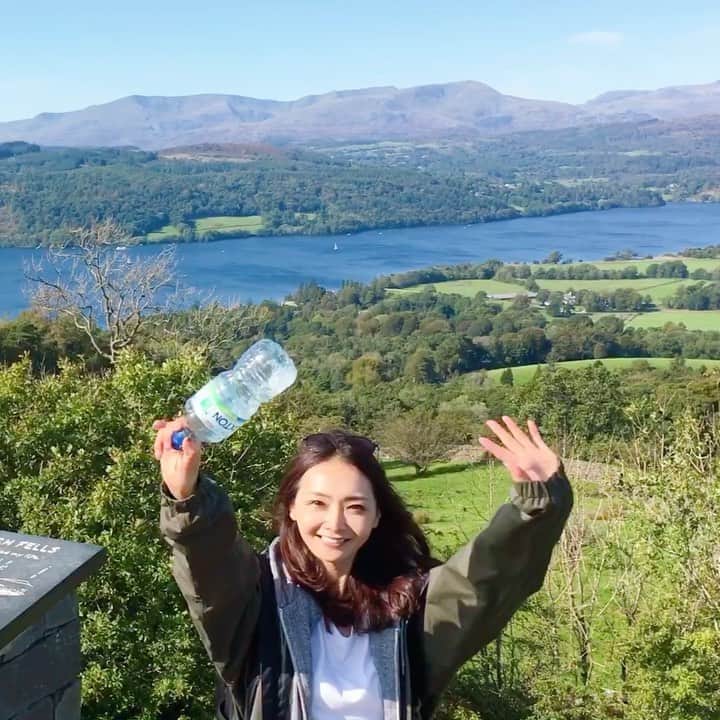 のインスタグラム：「【湖水地方/ウィンダミア湖】 (Lake District/Windermere Water)  イングランド最大の面積を持つウィンダミア湖を一望できる、オレストヘッドに登りました。  湖水地方はハイキング三昧🏔  ウィンダミア駅に着いてその足で登ったオレストヘッドからは、 ウィンダミア湖の細長い形がよく見えました☺️  過酷な登りの後の美しい景色。 頂上で座って景色を眺める間、ふと自分の人生を振り返ってみたり。これからのことを考えたり。色んな思いが巡ってくる。  そんな時間もまたたまらなく好きで、私には必要な時間だったりする☺️ * * * * * #london #londonlife #londontrip #londondiaries #lakedistrict #windermire  #windermirewater #trip #travel #travelphoto #northface #osprey  #ロンドン #イギリス　#ロンドン日記　#イギリス旅行　#湖水地方　#旅行　 #ウィンダミア湖　#オレストレッド #大自然　#湖水地方 #ハイキング　#ノースフェイス　#ハイキング女子　#ハイキングコーデ  #渡辺枝里子」