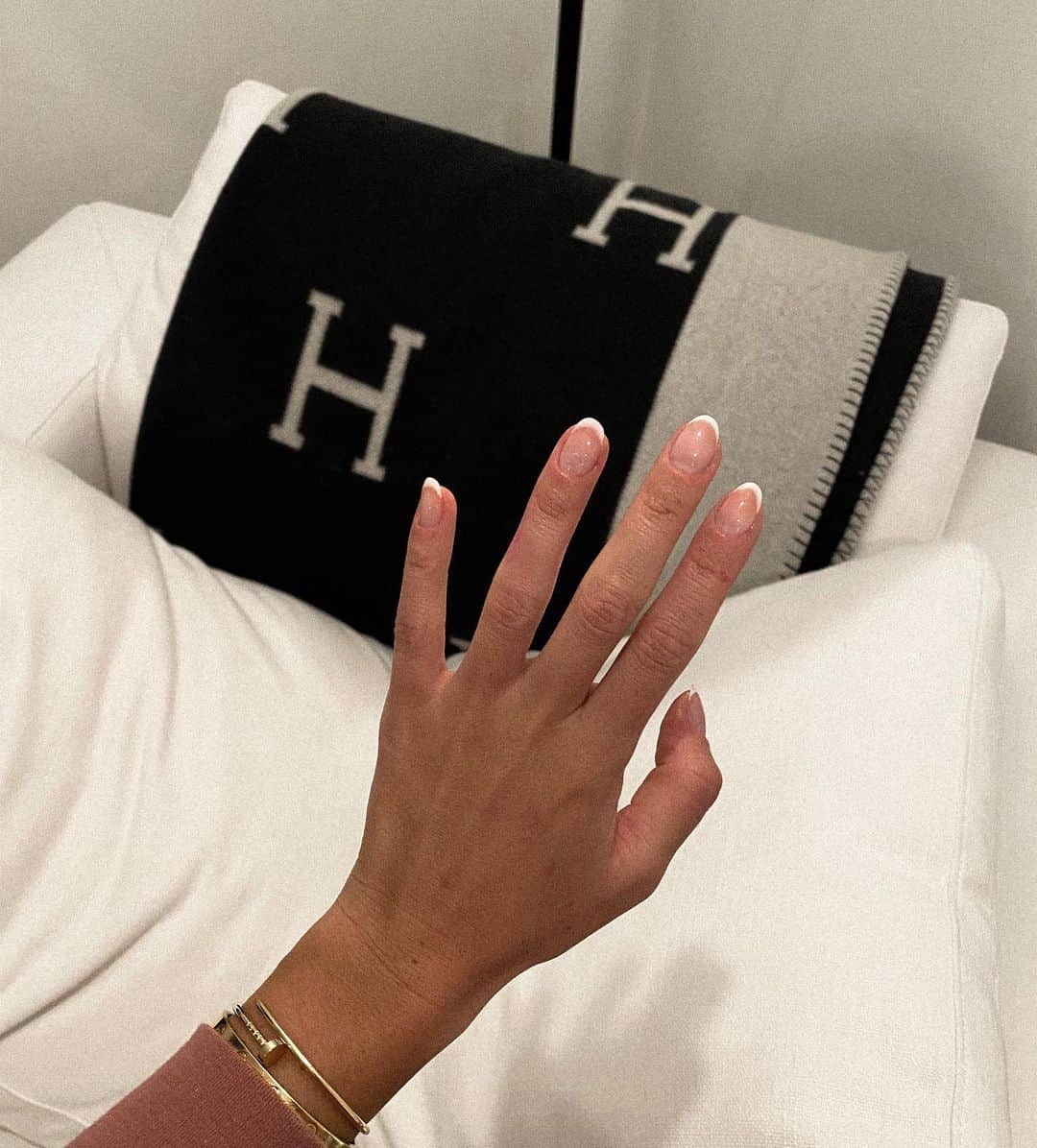 Lauren Elizabethのインスタグラム：「getting a little too good at this at home manicure thing 😏」