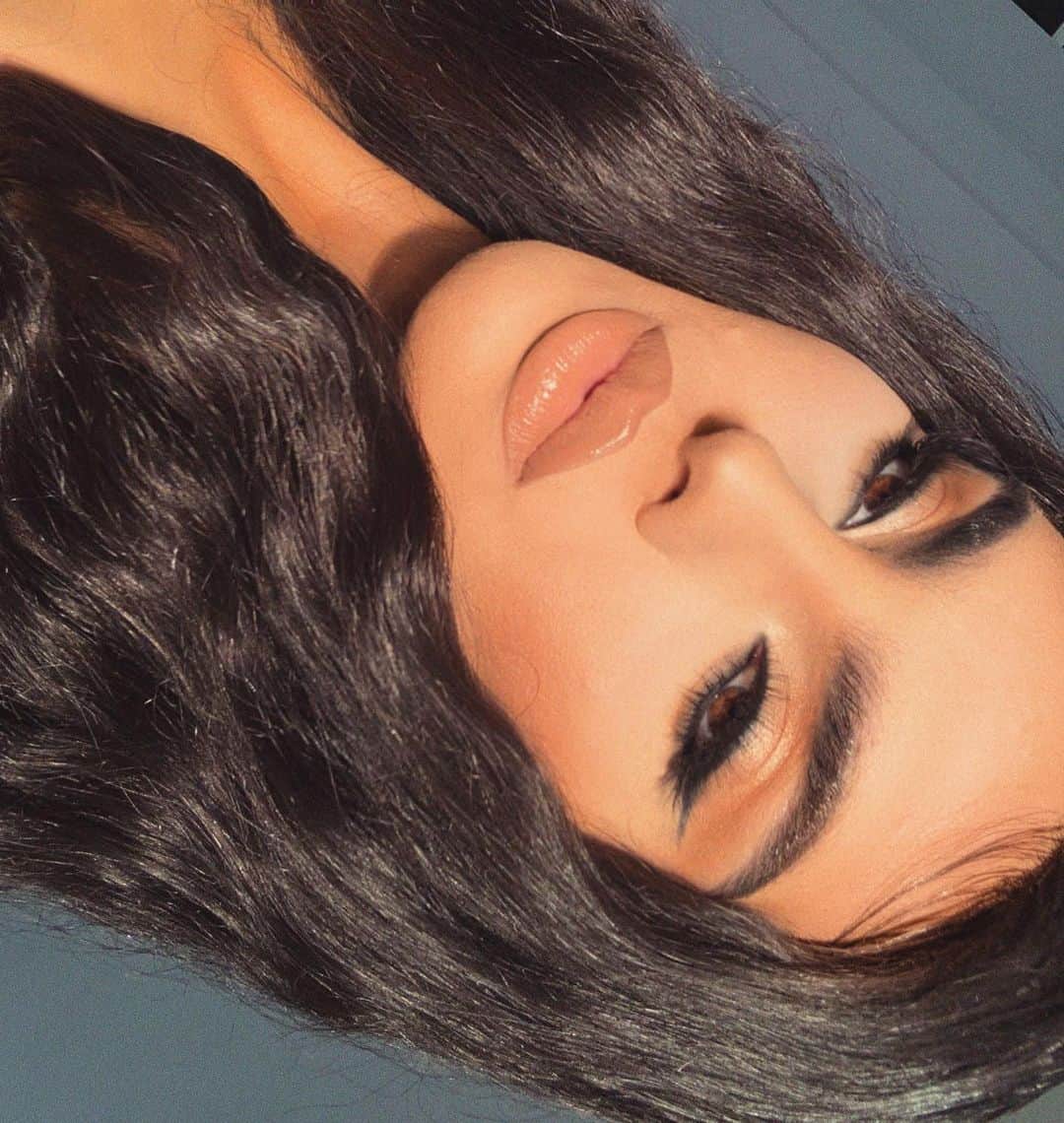 A riel D iazのインスタグラム：「I keep attracting dudes who always be fighting demons...God, if I’m an exorcist, say that 😈   @patmcgrathreal decadence & bronze seduction palettes, foundation & lip liner in contour with Donatella lipstick.」