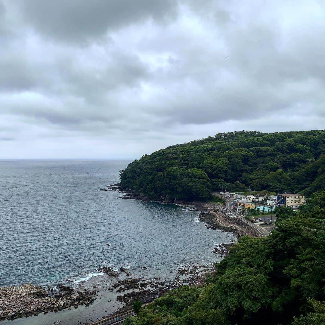 池内万作さんのインスタグラム写真 - (池内万作Instagram)「朝の半島ラン終了〜。 今日はかなり楽に走れた。 ひとえに涼しいからですねw 足の裏も痛くなるまでの距離がちょい伸びたような。 やはり走るのはよい♪ というわけで、皆さま素敵な日曜日をお過ごし下さい〜。 #ランでした #stopデ部 #真鶴半島 #裸足ラン」9月27日 8時30分 - mandeshita