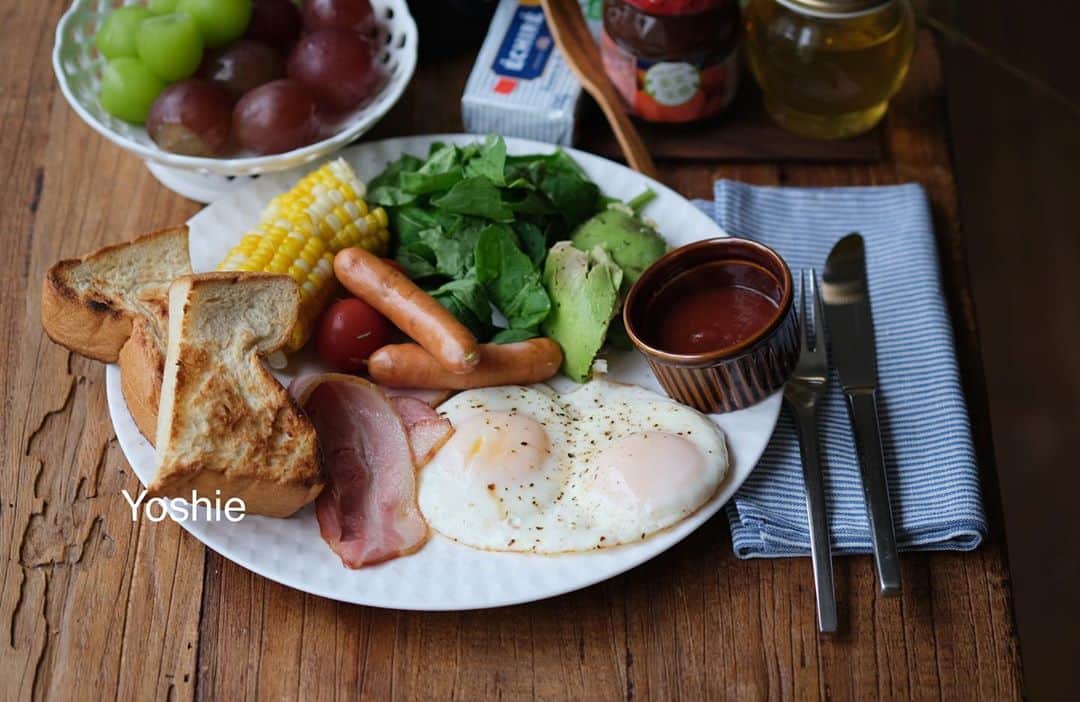 草間淑江さんのインスタグラム写真 - (草間淑江Instagram)「みなさまおはようございます！  ９月２７日の朝は、トースト、ベーコンエッグ、サラダ、とうもろこし、ぶどう。  日曜の朝はパンにしました。  紀伊国屋さんの「おいしい食パン」。  今流行りのふわふわ？なパンかと思いきや、焼くとしっかりした食感で美味しかったです！  それと、目玉焼きが好みの感じに仕上がって嬉しい😆  パンだと大好きなコーヒーも進んじゃいます☕️  シンプル朝食でごちそうさまでした。  みなさま素敵な　日曜日をお過ごしください♡  #朝食#日曜日の朝#パンとコーヒー#ベーコンエッグ#サラダ#コンチネンタルブレックファースト #果物#幸せな朝#皆さま素敵な日曜日をお過ごし下さい✨」9月27日 8時43分 - yoshie_kusama