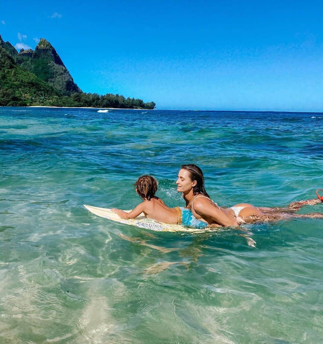 アラナ・ブランチャードのインスタグラム：「Life is better when you have a surfing buddy💙」