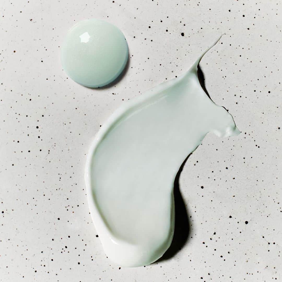ドゥラメールのインスタグラム：「Which cleanser texture are you drawn to? While both The Cleansing Oil and The Cleansing Foam bring totally different touches to the face, their purifying powers rival one another by sweeping away debris, impurities and even the unseen buildup of pollution on the skin.」