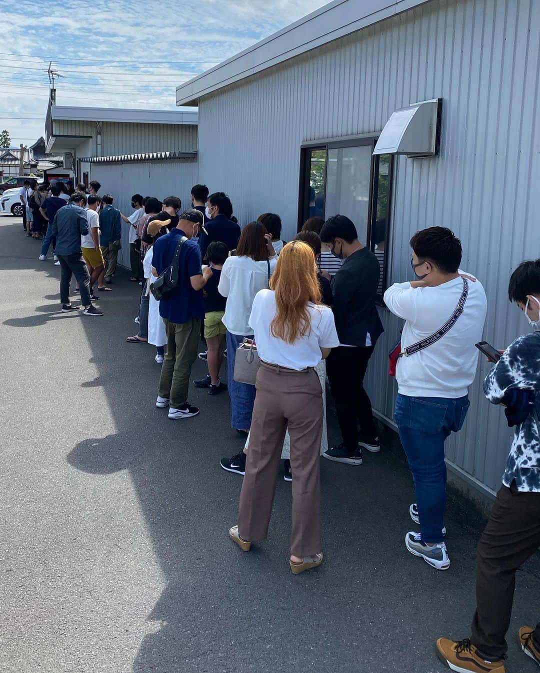 山岸久朗さんのインスタグラム写真 - (山岸久朗Instagram)「香川県のお楽しみは、やはりうどん🍜 食べログ３位の釜揚げうどん屋さんへ。 タライで頼んだけど、ペロリやった😋 #釜揚げうどん #釜揚げうどん長田in香の香  #長田in香の香  #行列 #行列のできる店 #行列グルメ #行列店 #行列のできるお店  #うどん #さぬきうどん #讃岐うどん #うどん県 #うどん部 #うどんが主食  #香川 #香川県 #香川旅行 #香川グルメ #香川うどん #香川観光 #香川照之 #香川ランチ #香川県グルメ #香川大学  #山岸久朗 #山岸弁護士 #山岸弁護士が飯テロ中#山岸弁護士の日本一周」9月27日 8時39分 - yamaben