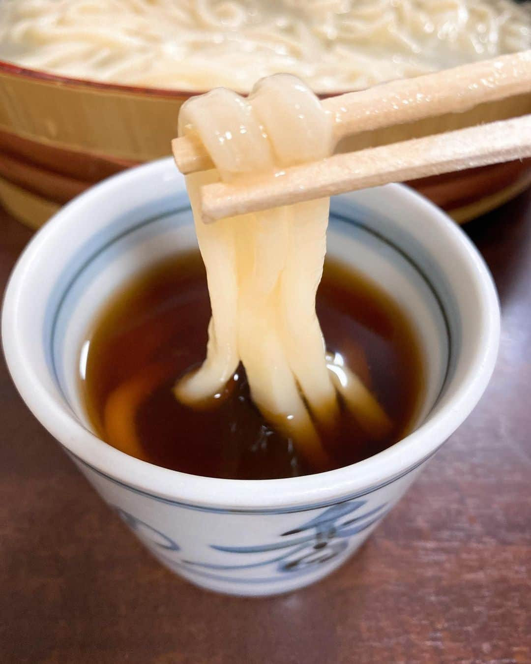 山岸久朗さんのインスタグラム写真 - (山岸久朗Instagram)「香川県のお楽しみは、やはりうどん🍜 食べログ３位の釜揚げうどん屋さんへ。 タライで頼んだけど、ペロリやった😋 #釜揚げうどん #釜揚げうどん長田in香の香  #長田in香の香  #行列 #行列のできる店 #行列グルメ #行列店 #行列のできるお店  #うどん #さぬきうどん #讃岐うどん #うどん県 #うどん部 #うどんが主食  #香川 #香川県 #香川旅行 #香川グルメ #香川うどん #香川観光 #香川照之 #香川ランチ #香川県グルメ #香川大学  #山岸久朗 #山岸弁護士 #山岸弁護士が飯テロ中#山岸弁護士の日本一周」9月27日 8時39分 - yamaben