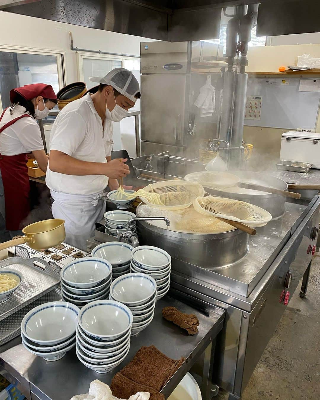 山岸久朗さんのインスタグラム写真 - (山岸久朗Instagram)「香川県のお楽しみは、やはりうどん🍜 食べログ３位の釜揚げうどん屋さんへ。 タライで頼んだけど、ペロリやった😋 #釜揚げうどん #釜揚げうどん長田in香の香  #長田in香の香  #行列 #行列のできる店 #行列グルメ #行列店 #行列のできるお店  #うどん #さぬきうどん #讃岐うどん #うどん県 #うどん部 #うどんが主食  #香川 #香川県 #香川旅行 #香川グルメ #香川うどん #香川観光 #香川照之 #香川ランチ #香川県グルメ #香川大学  #山岸久朗 #山岸弁護士 #山岸弁護士が飯テロ中#山岸弁護士の日本一周」9月27日 8時39分 - yamaben