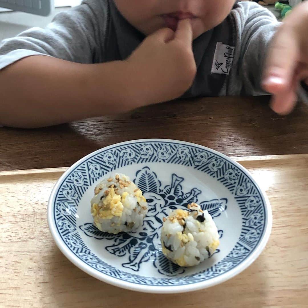 森本容子さんのインスタグラム写真 - (森本容子Instagram)「息子ごはん。炒り卵、ごま、海苔の混ぜご飯。 寿司屋スタイルで目の前で握りたてを食べてます。 （ご飯の用意をし始めると早くくれ〜！となるので具とごはんを混ぜながら握りはじめます😅）目の前で握ると必ずゴマを盗まれます。  【森本容子セレクト オンラインストア】http://ymdo.tokyo ※新作お知らせから発売開始時間までも【在庫切れ】と表示されておりますので注意ください。  ※商品のお問い合わせ、質問はオンラインストアへお願い致します。  @kariangofficial @ymdoshop @bankertokyo @yocomorimoto #bankertokyo #ymdoshop #kariang #tokyo #denim #japanmade #カリアング#レディスウェア#今日のコーデ#カットソー#コーディネート#森本容子#キッズウエア #マタニティウエア #マタニティ#マタニティコーデ #がんばれ高齢出産 #fashion #yocomorimoto  #1歳 #40代」9月27日 8時46分 - yocomorimoto