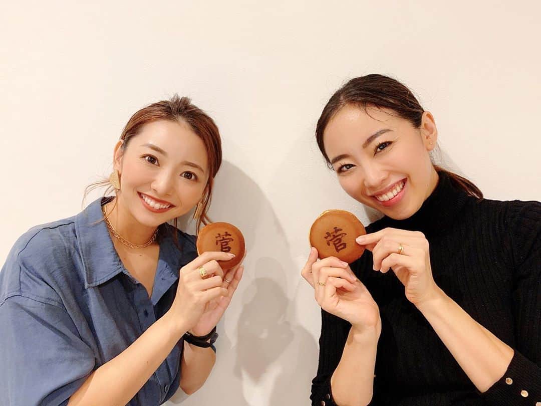のインスタグラム：「久しぶりのまりな🤗  地元秋田の #くらた から 発売されている、 「菅どら焼き」と一緒に📸🥺🌾笑  ※ どらやきには、菅首相の出身地の湯沢市秋ノ宮産いちごを使用した餡が詰まってます🍓  なんと… えれんは、初めてのご対面✨ (写真のときだけちょっとふきげん笑)  超有名人にも関わらず、 中身はまったく変わらない そのまま、素敵まりなでした🧘‍♀️✨  宅トレを当たり前の世界に！ みんな、まりなのYouTubeチャンネルをチェックしてね👇 @takemari1219   #おかえり  #akita #marinatakewaki #秋田 #秋田北 #菅どら焼き #宅トレ #おうちで過ごそう #どら焼き #菅首相 #秋田県人会」