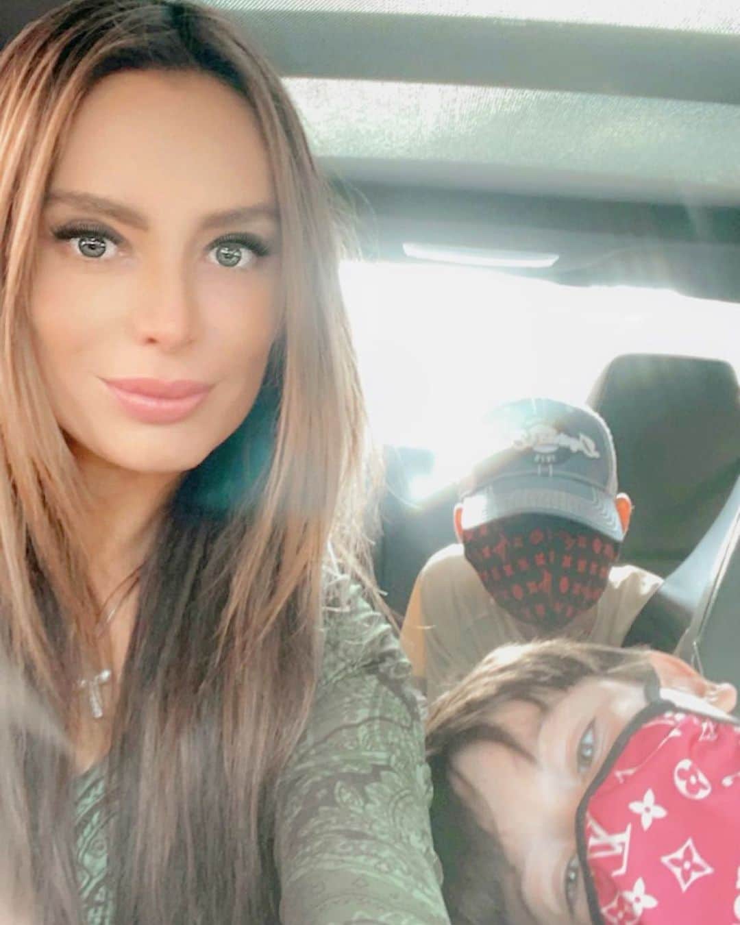 アンナ・ハウスのインスタグラム：「TIKTOK + FOOTBALL + NBA + SUPREME + ASTROWORLD + NIRVANA+LVMH + CORONA TIME 🔥 CAR RIDES 🎩🐥」