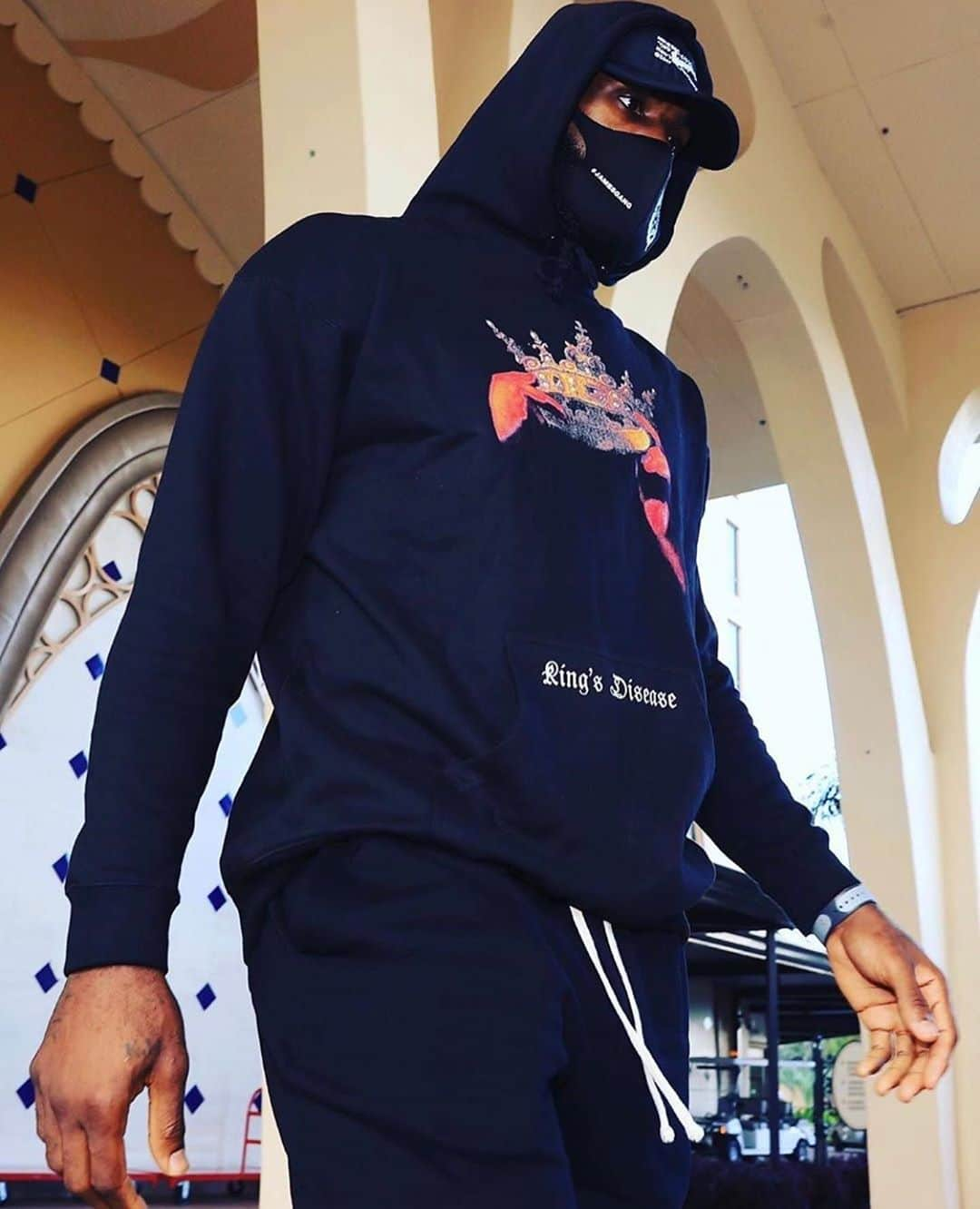 ナズさんのインスタグラム写真 - (ナズInstagram)「A King 👑 in King attire‼️‼️ My bro 👑@kingjames  #Kingsdisease @hstry」9月27日 9時01分 - nas