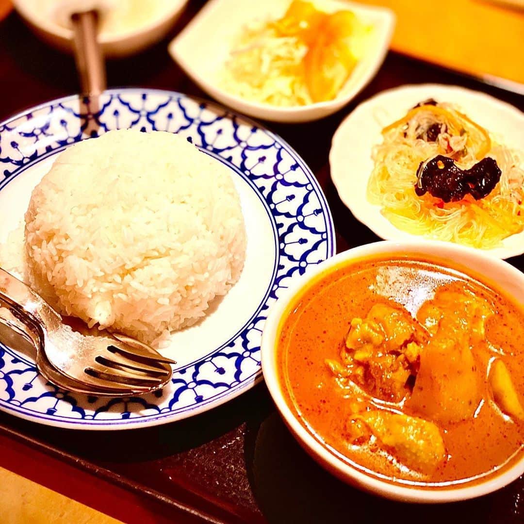 松尾貴史さんのインスタグラム写真 - (松尾貴史Instagram)「すこぶる久方ぶりにタイカレーを食べました。  渋谷 #ヒカリエ 近くの「 #チャオタイ 」で、ゲーン カリーガイ レ カオのセットを。 甘味が強い〜。  #curry #咖哩 #カレー #spice #スパイス #タイセレクト2020」9月27日 9時10分 - kitsch.matsuo