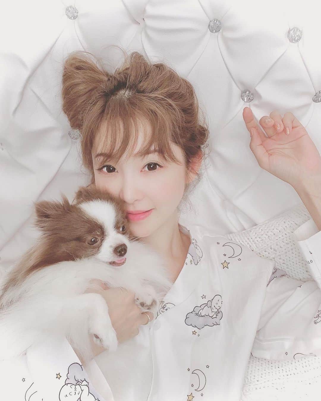 mycoのインスタグラム：「Morning🤍안녕☀️ 今の季節はこないだ購入した ピケのパジャマ大活躍です キャスパー柄がかわゆいです👻 今の季節は1枚でザクっと♡ すっぴんで失礼ଘ(੭*ˊᵕˋ)੭* ੈ♡‧₊˚  I'm not wearing any makeup today！lol  #생얼 #nonmakeup #ピケ #ジェラートピケ #gelatopique #pajamas #パジャマ #nightwear #キャスパー #casper #mybed #bedroom」