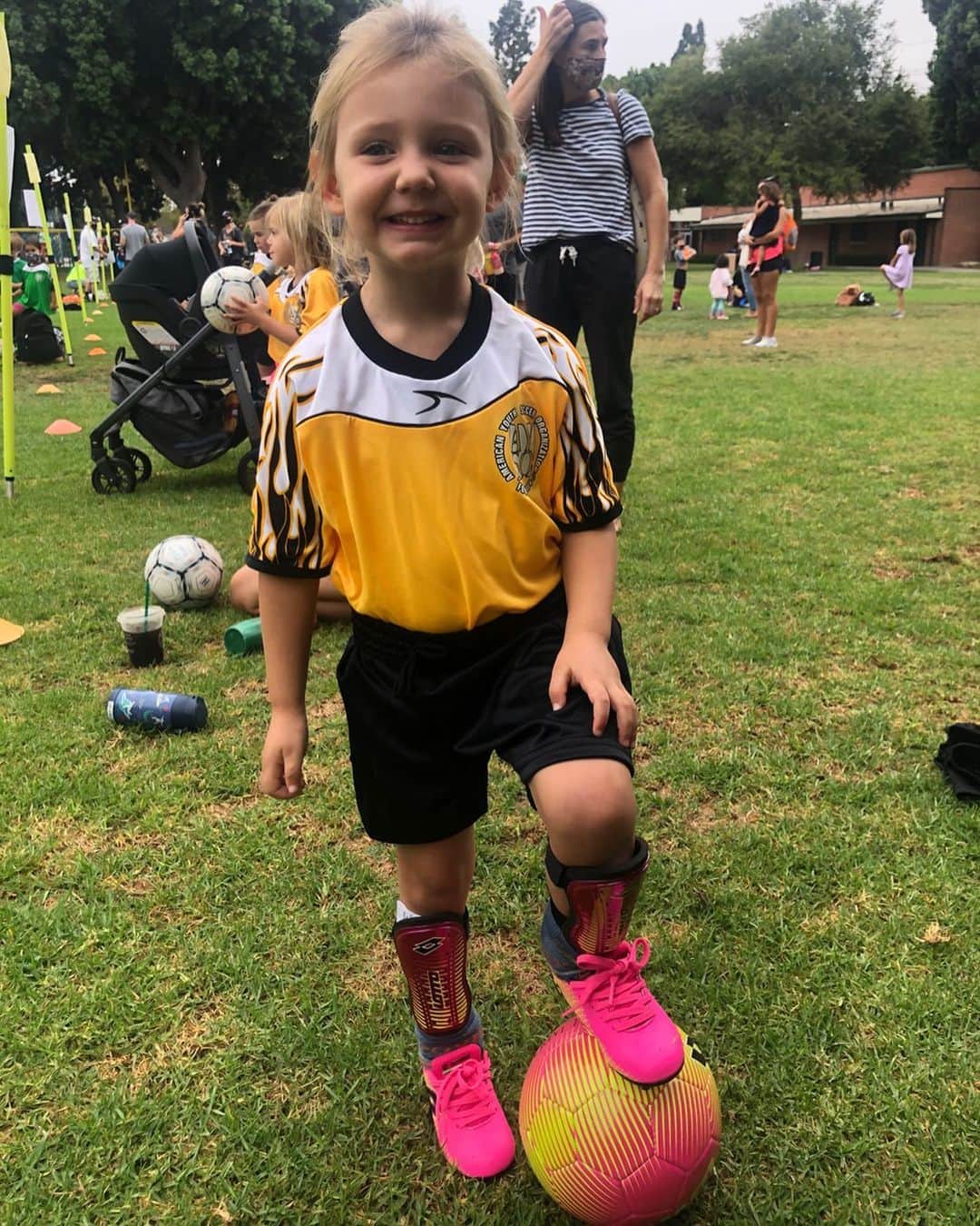 トニー・アゼベドのインスタグラム：「Day 1 soccer! Oh lookout here she comes 😂」