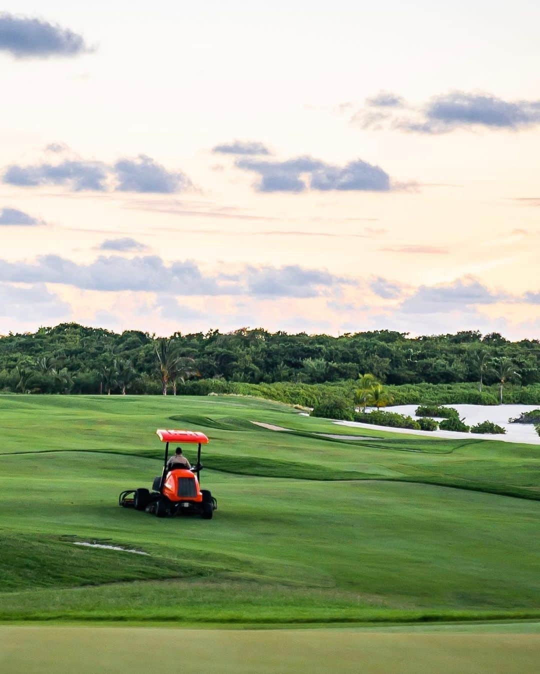 PGA TOURさんのインスタグラム写真 - (PGA TOURInstagram)「Working the late shift @coraleschampionship. 💯」9月27日 9時08分 - pgatour