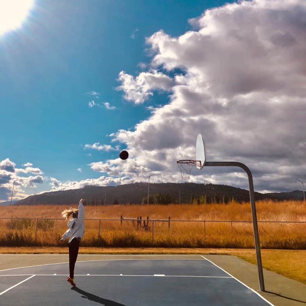 タラ・リピンスキーのインスタグラム：「Swipe for our idea of a fun Saturday! 🏀 Now I am really pumped for the game tonight. I hit 10 in a row (somehow) I’m here if you need me @lakers」