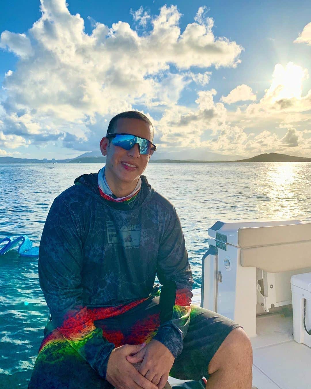 ダディー・ヤンキーのインスタグラム：「Mis gafas cantando “Tú estás en otro nivel baby”😘 🌴☀️🌊 #dondon」