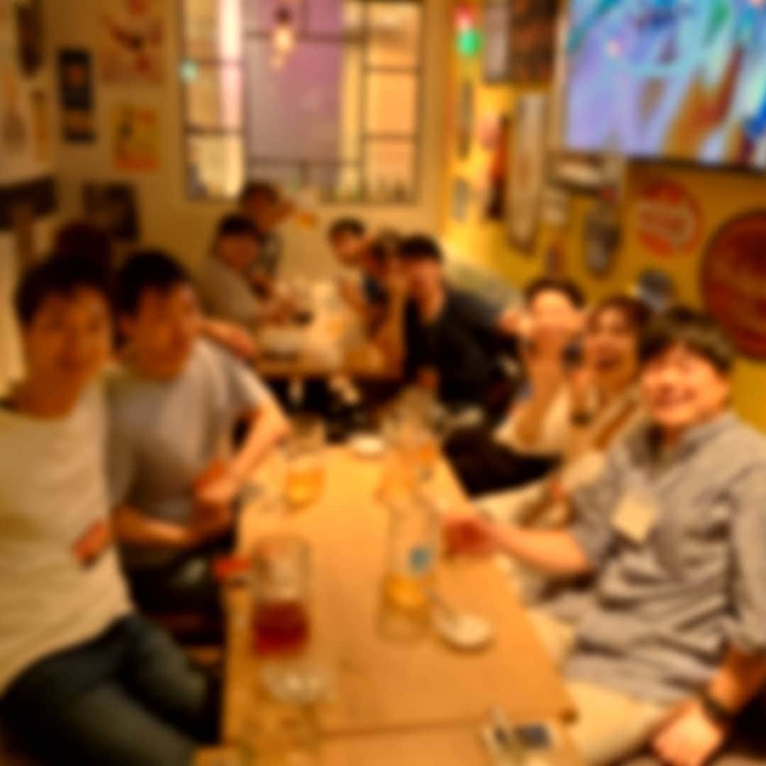 シュタインハウス新宿さんのインスタグラム写真 - (シュタインハウス新宿Instagram)「【正しく恐れたい】  毎日現場でコロナとつき合い続けて、 最近思うことをまとめてみました。  でき得る限りを尽くしておりますが、 私は専門家ではないので、 全てが正しい行動とは限りません。  もし内容に違和感や間違いがあったら、 コメント欄やDMで お教えいただけたら嬉しいです🙏🙏  より良い環境になることを願いつつ、 現状を公開いたします。  −−−−−−−−−−−−−−−−−−−−−−−−−−−−−−−−−−−−  【◎】 店の入口、アルコール剤で手指消毒。  →すっかり、基本行動になりましたね。  −−−−−−−−−−−−−−−−−−−−−−−−−−−−−−−−−−−−  【✕】 アルコール剤を吹いた後、  ペーパータオルで手をよ〜く拭き拭き。   →これ、意外とよく見かけます。  殺菌はアルコールが揮発する時に 効果が出ます。  ・手洗い後→よく拭く。 ・アルコール後→手をよ〜く揉み込んで 揮発させましょう😊  −−−−−−−−−−−−−−−−−−−−−−−−−−−−−−−−−−−−  【▲】 検温、37.5℃以上の方は   入店をお控えいただきます。  →37℃超えたら、体調不良は自覚があるはず。  今日び、発熱したまま 外出してしまうとかあり得ます？ ここは消極的に性善説採用してます。  9月現在、ゲスト全員への 検温までは行っておりません。  目視で気になった方への 個別対応を取っております。  −−−−−−−−−−−−−−−−−−−−−−−−−−−−−−−−−−−−  【▲】 着席してすぐ、おしぼりで手を拭く。   →個人的にはいちばんの謎。  手指消毒の直後に、 おしぼりを使う理由が見つけられません💦  −−−−−−−−−−−−−−−−−−−−−−−−−−−−−−−−−−−−  【○】 スタッフが出すお冷グラスが怪しい。   →お気持ちは察しますが、少し悲しい😭  当店スタッフは検温、手洗い、 手指消毒を徹底してます。 食器類の洗浄しかり。  ここがムリな方は、 まだ外食は難しいかもしれませんね。  −−−−−−−−−−−−−−−−−−−−−−−−−−−−−−−−−−−−  【◎】 メニューブックが気になる。   →ごもっとも。 ブックの消毒が完全でない 可能性は否めません。  アルコール剤をお貸しいたします。  近い将来には、紙のメニューを廃止します。 モバイルオーダーを導入予定。  −−−−−−−−−−−−−−−−−−−−−−−−−−−−−−−−−−−−  【◎◎◎】 MYアルコール持参。   →個人的コレ最強説。  他人が触った物を触ったら除菌。 煩わしさを別にすれば、 コレがいちばんだと信じてます。  −−−−−−−−−−−−−−−−−−−−−−−−−−−−−−−−−−−−  【✕✕✕】 着けていたマスクをその辺に置く。   →正直、これがいちばんヤラれて 嫌なことですね。  テーブル上、メニューブック上、ソファの上。 気にしない方は、とことん気にしない😥  こっちからは触れないし、 声掛けするとビミョーな空気が流れることも。  外したマスクは、 きちんと手元で管理してほしいです！  −−−−−−−−−−−−−−−−−−−−−−−−−−−−−−−−−−−−  ……いかがでしたでしょうか？  需要があれば、第二弾もご用意いたします😅 2020.9.27  #中華点心飲茶クラフトビールタップ #クラフトビールタップ #クラフトビール #craftbeertap #ビール #ビール女子 #銀座 #銀座ビール #銀座ディナー #銀座ランチ #銀座中華 #銀座女子会 #銀座ごはん #有楽町 #有楽町ビール #有楽町ディナー #有楽町ランチ #有楽町中華 #有楽町女子会 #有楽町ごはん」9月27日 9時17分 - zburger.ura