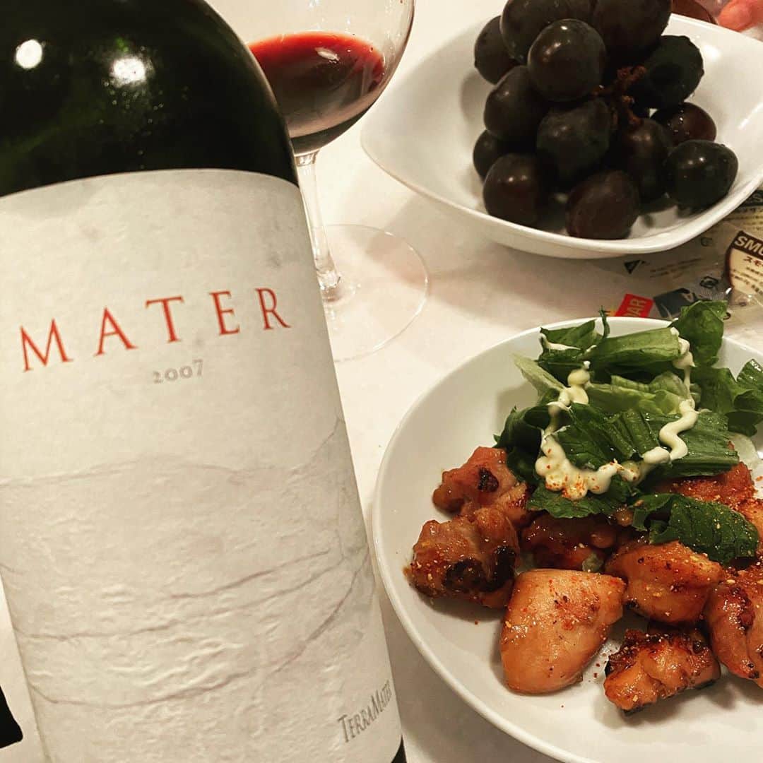 山本侑貴子さんのインスタグラム写真 - (山本侑貴子Instagram)「お友達のお宅で ご馳走になったワイン✨✨  チリ マイポ  テラ・マター　 マター  カベルネ・ソーヴィニヨン シラー ジンファンデル  年間100ケースしか作られない貴重なはワインを ごちそうさまです♡  ダークチェリー、オーク、スパイス、ミントの香りが広がります。 余韻が長く、パワフルで凝縮感のある味わい。 さすが、チリのオーパスワンに匹敵すると言われるだけあります！  Chile Maipo  TerraMater  MATER @terramaterwines   Cabernet Sauvignon Syrah Zinfandel  #chilewine #terramater #mater #wineandfood #wineandfoodpairing #おうちワイン #おうちごはん #ワインと料理  #wine#ワイン好き#ワイン大好き#ワイン部#ワイン女子#ワインのある暮らし#ワインのある日常#ワインスタグラム お酒#お酒大好き#おうち時間  @yukiko.diningandstyle @yukiko.diningandstyle.wine @dining_and_style」9月27日 9時22分 - yukiko.diningandstyle.wine