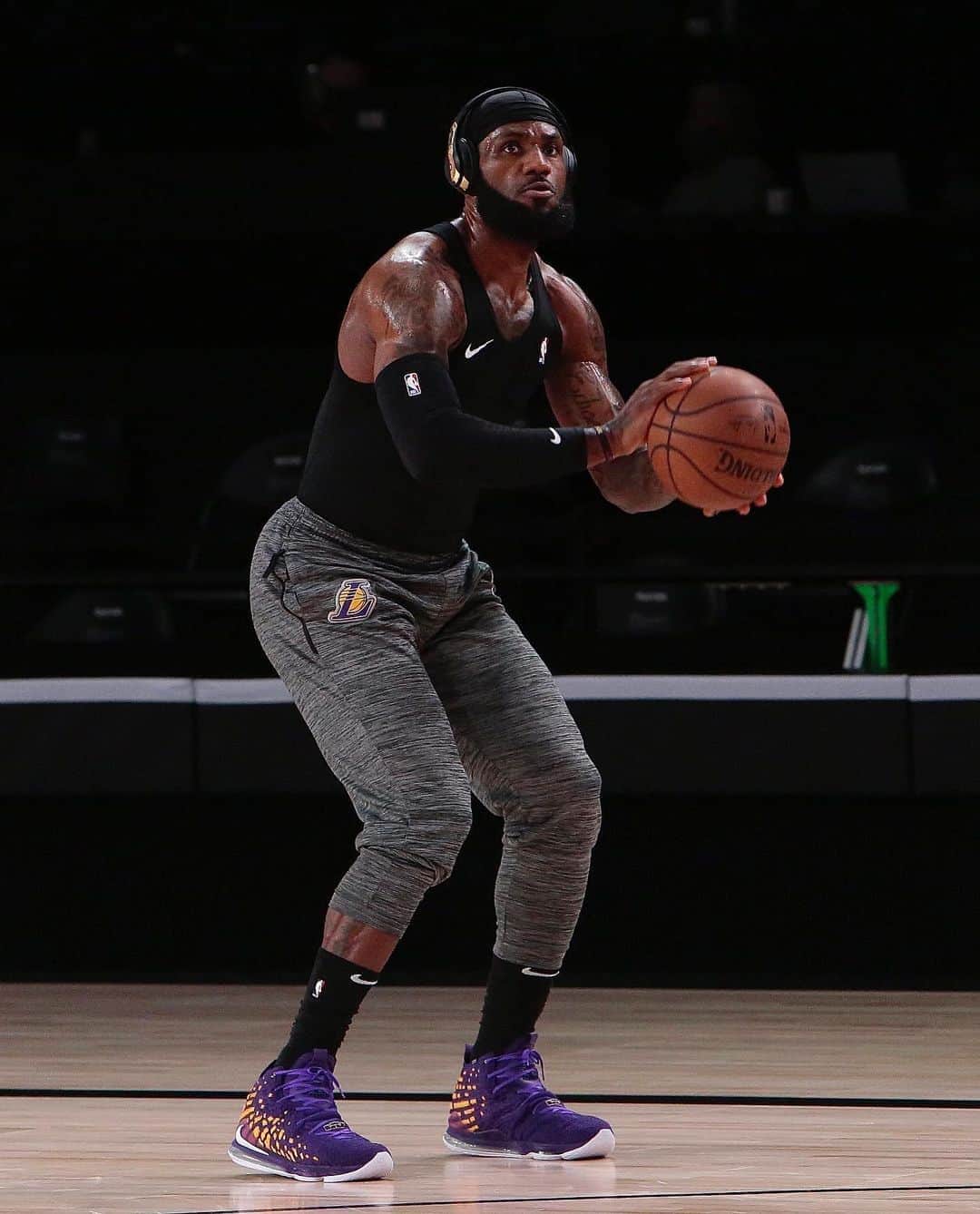 NBAさんのインスタグラム写真 - (NBAInstagram)「All business for @kingjames pregame as he looks to lead the @lakers into the #NBAFinals presented by YouTube TV with a W!」9月27日 9時22分 - nba