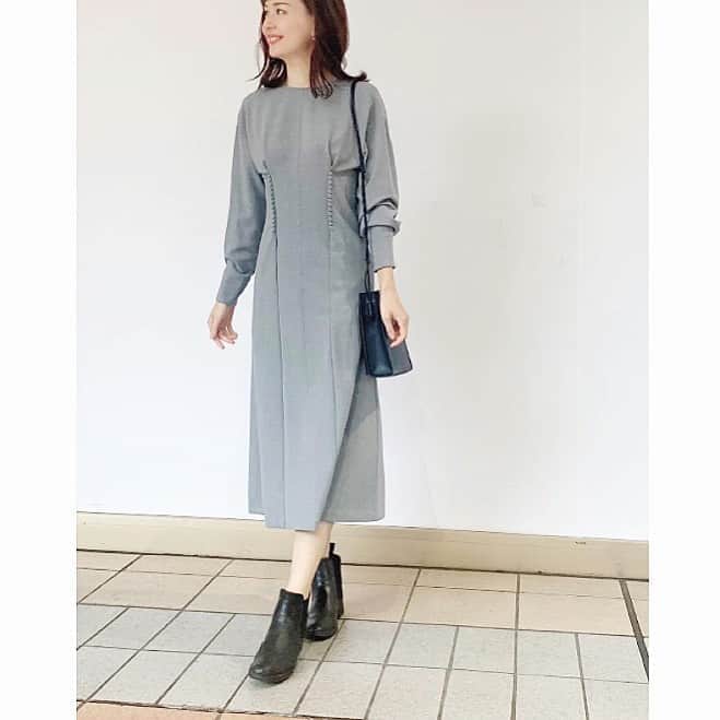 乙黒えりのインスタグラム：「雨コーデ  急に寒くなって長袖🍂 雨だからレインブーツで。 滑ったら嫌だからヒールは履かなかったよ👢笑 雨と風で髪が〜 #op @cast_colon  #bag @soglia_official  #rainboots @beams_official #雨コーデ#ママコーデ#レインブーツ#キャストコロン#casr_colon#beams#soglia#ソグリア#ショルダーバッグ」