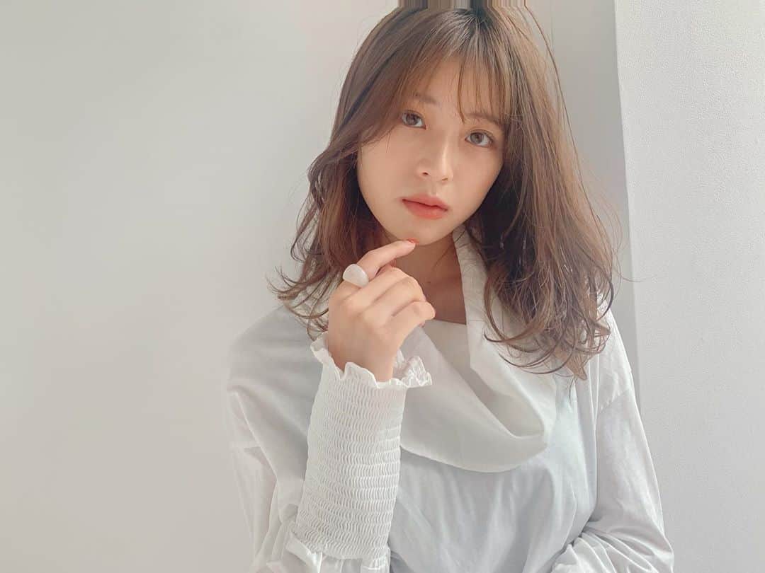 鮫島邦明のインスタグラム：「おはようございます  すっかり秋の空気になってきました コロナで出かける事が少なくなって  ヘアやファッションを楽しめないかも知れないけど こんな時だから楽しむ 何事も環境に左右されずに楽しめる姿勢が 人生を豊かにするのかなと こんな時こそ内側からと外側から共に美しくしていきましょう😊  avanceではマスクや消毒検温など 出来ることは引き続き意識を下げずにやっております。 本日もご予約まだおとりできますので  是非似合わせスタイルいつもの自分に少しの変化を🤏 お待ちしております  #シャークヘア #セミロング  #ベージュカラー  #秋トレンド #大人髪」