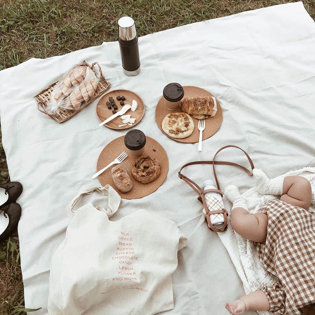 yuiのインスタグラム：「picnic 🧺🌿 お祝いでいただいたlinen rug sheet♡ ナチュラルな色味もかわいいし、リネンの質感も気持ち良い♡ 裏地は防水加工もされてるので、一枚でもさらっと敷ける👌🏻レザーのボトルホルダーもmoiのだよ🌿 RIKOTAのマルシェバッグも一緒に使えばかわいさ増し増し♡ どれもpicnicにおすすめアイテム◎ ゆかちゃん　thank you ♡  ☑︎linen rug sheet ☑︎leather bottle holder @moirelaxing   ☑︎marché bag  @select_rikota」