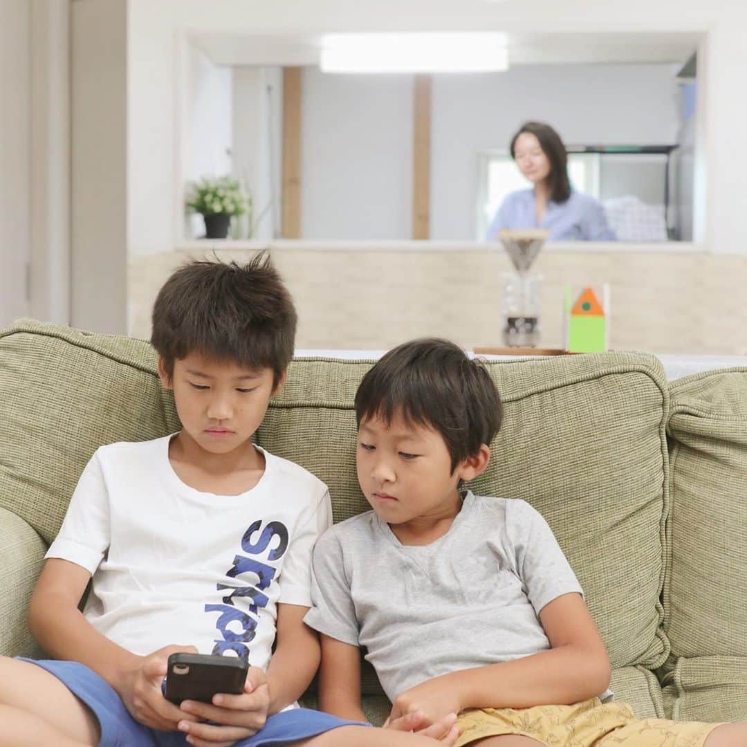 リナのインスタグラム：「お子さんにスマホ、 持たせてますか📱？？  日々のニュースなどを見ていると、 子どもにスマホを持たせようかと悩んじゃいますよね👦  ゲームアプリのやり過ぎ… 架空請求… スマホの紛失… 相応しくないWebサイト…などなど  そんなままのお悩みを解決してくれる アプリがあるんです⭐️ それが ↓↓↓ 子どものスマホ見守りアプリ！ 【ESET】  このアプリは、 ✔︎お子さんの位置情報 ✔︎スマホの紛失 ✔︎使えるアプリの管理・制限 ✔︎スマホ利用状況の把握 などが出来るので、 安心して、 スマホを持たせることができます👍  なるべくなら、 子どもの意思を尊重して、 少し離れた位置から見守ってあげたいですもんね👩 . 子どものスマホはこれで安心♪ 【ESET】 アプリは、不要になったらいつでも解約できるので、 必要な期間だけ最小限の金額から使えて お財布的にも優しいですよ👌  我が家もそろそろアプリのお世話になろうかなっ♪ ...................................................... #スマホデビュー #子供のスマホ #位置情報 #ESETインターネットセキュリティ #キヤノンITソリューションズ #pr」