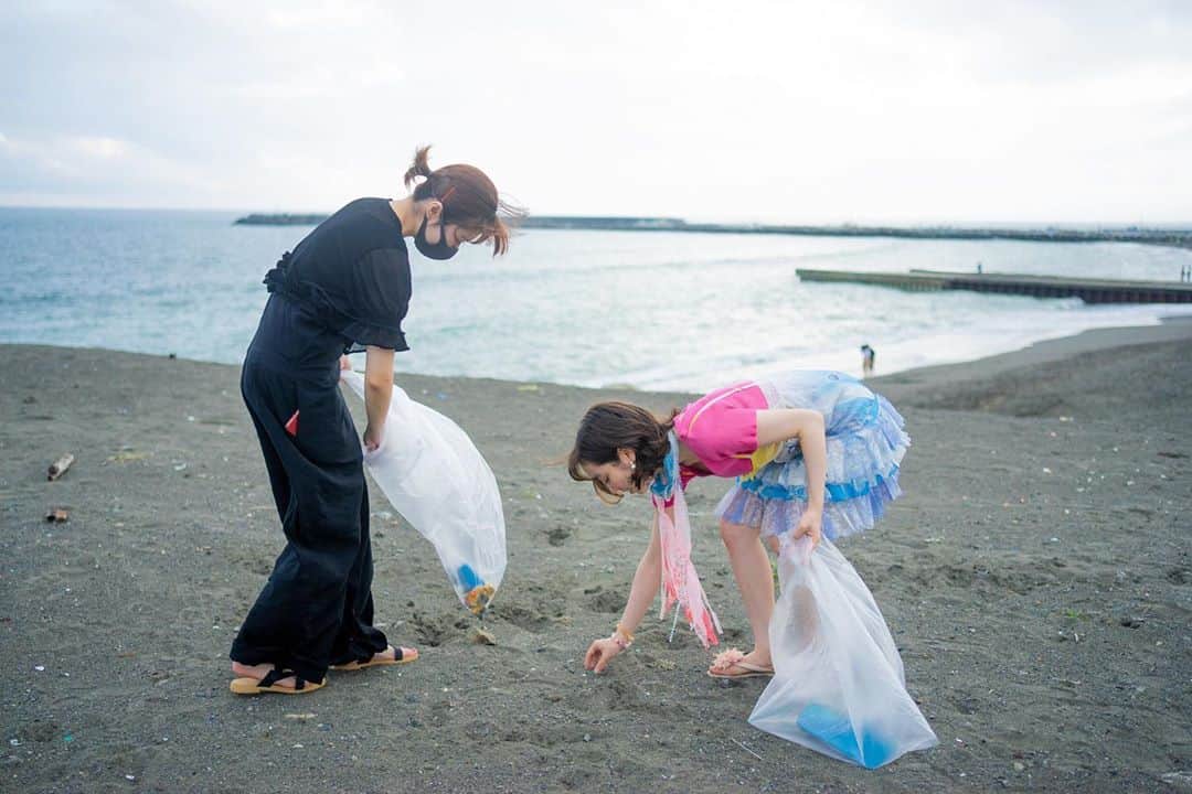 加藤ジーナさんのインスタグラム写真 - (加藤ジーナInstagram)「◎クラウドファンディング◎ 今回製作したアイテムの装飾には、浜辺の清掃活動をしながら集めたプラスチックのカケラを使っています✨ これまでに幾度か海に足を運びゴミ拾いをしたんですが、集めてみると本当にその数がすごい！ゴミだらけ！ 1時間もあれば大きなゴミ袋パンパンになります😢 (４枚目の写真は5分でこれだけ集めたよって) 大きなゴミも風化などで小さくなり、それを海の生き物が飲み込んで傷ついています😢 ポイ捨てされたゴミ、意図せず風に飛ばされた物、空中に放たれたゴミは全ていずれ海に集まると言われています。海に住む生き物を守るためにも、浜辺だけではなく普段通る道などでみんながゴミ拾いを出来たら、少しずつ状況が変わるのかなと思います😊✨💪 #クラウドファンディング #クラウドファンディング挑戦中 #清掃活動 #海岸掃除 #プラゴミ #マイクロプラスチック #海洋ゴミ #資源 #海 #ゴミ拾い」9月27日 9時41分 - katogina_718