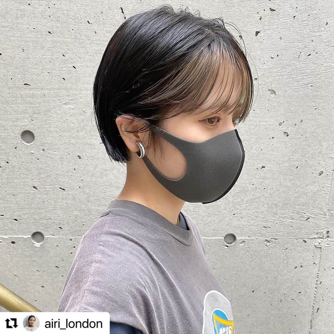 Hairsalon BREEN Tokyoさんのインスタグラム写真 - (Hairsalon BREEN TokyoInstagram)「" mini bob " . 可愛くなりすぎないボブといえば、ミニボブ ✂︎ 黒 × 白 で人気の高い組み合わせでインナーカラーを入れました。」9月27日 9時42分 - hairsalon_breen_tokyo