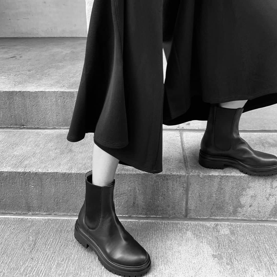 大塚良子のインスタグラム：「I love this beautiful pants that sway like waves every time I walk🌊 Pants... @therow #therow  Shoes... @gianvitorossi #gianvitorossi   #nyc #streetfarhion #streetstyle  #newyork #life #nymom #fallfashion #style」