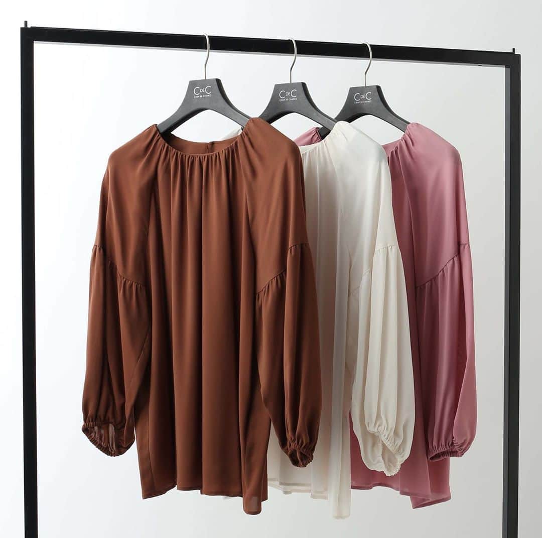 cdec_official Aesthetic Senseのインスタグラム：「. 2020秋 New Arrival . 【ボリューム袖ブラウス】 . . タックプリーツのネックと袖のボリュームデザインが今年らしい印象のブラウスです。 着心地の良さときれいなドレープと微光沢が女性らしい1枚になっています。 . カラーは、ブラウン、ホワイト、ピンクの3色展開です。 . .  #クードシャンス #2020秋冬 #AUTUMN #秋コーデ  #秋スタイル #トレンド #華やかコーデ　#カジュアルコーデ  #細見え #着回しコーデ  #着回し #大人カジュアル #休日コーデ #ファッション  #大人コーデ  #大人コーディネート #今日のコーデ #今日のコーディネート #カタログ #お洒落さんと繋がりたい #お洒落さんとつながりたい #ファッション好きな人と繋がりたい #モデル #大人女子 #大人女子コーデ #テレワーク #ブラウス #ボリューム袖 #ボリュームスリーブ」