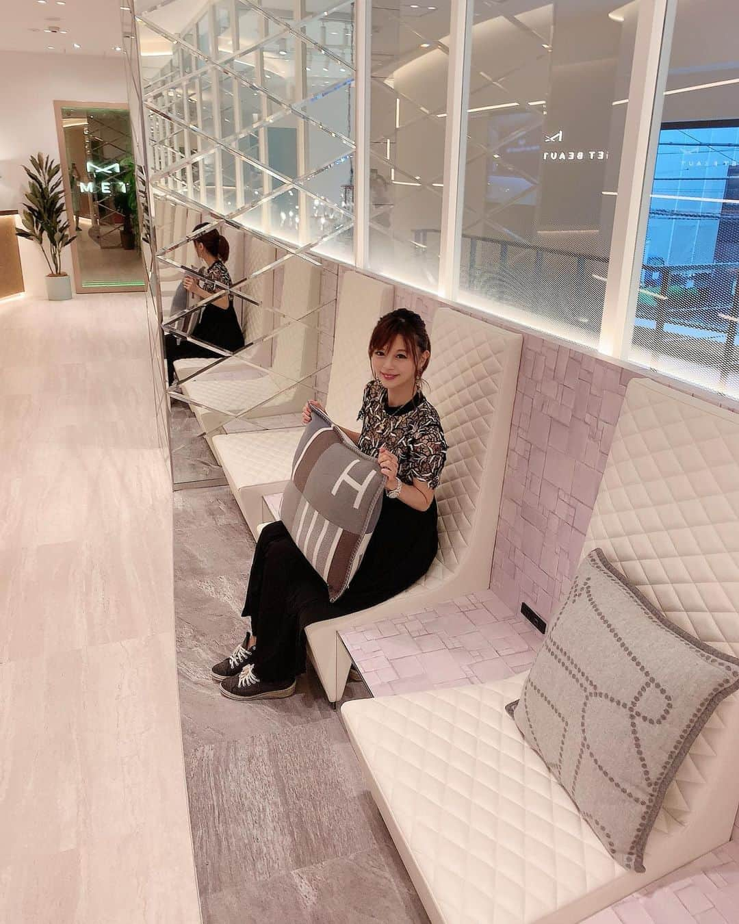 satomiさんのインスタグラム写真 - (satomiInstagram)「表参道〜🏃‍♀️ (@met_beauty_clinic )でアートメイク してもらったよ♡ ・ ラグジュアリー✨オシャレすぎな医院🥺 そしてスタッフさんも先生もとても丁寧で一人一人きちんと見てくれてる感が嬉しい〜✨ . ここのアートメイクは顔の黄金比を測って顔にあった形やデザインにしてくれるの👀 そして髪色なども考慮してカラーも決めてくれるのでとてもナチュラルで綺麗に仕上げてくれました❤️ ・ すっぴんがいい感じです✨  ______________________________ ・ ドレス→( @dressy_lily ) ・ ______________________________  . #metbeautyclinic #メット #メットビューティークリニック #美容クリニック #表参道 #アートメイク #ストローク #表参道クリニック #表参道美容 #表参道ランチ #表参道カフェ」9月27日 10時05分 - saatoomii47